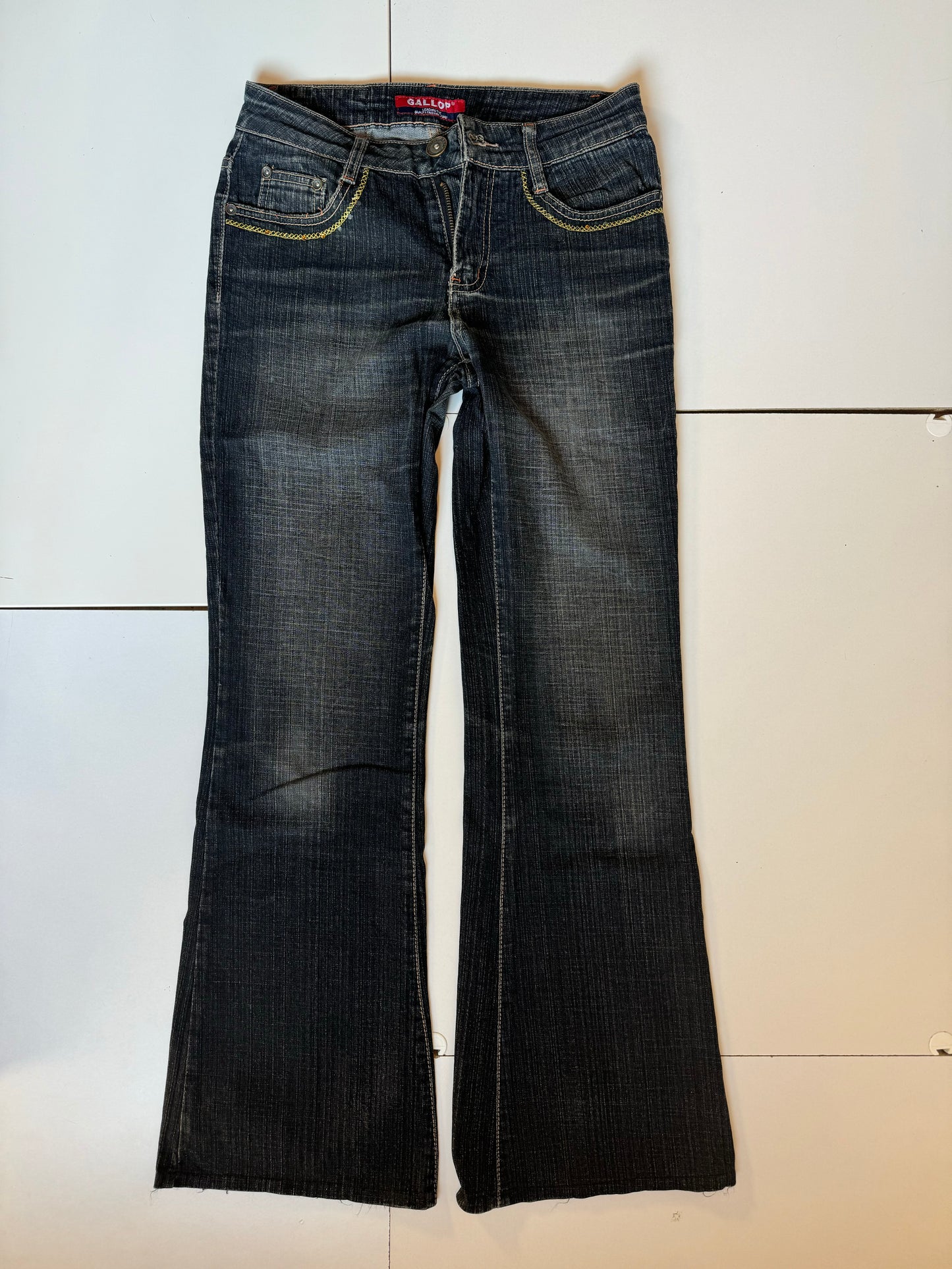Utvsvängda jeans stl: XS