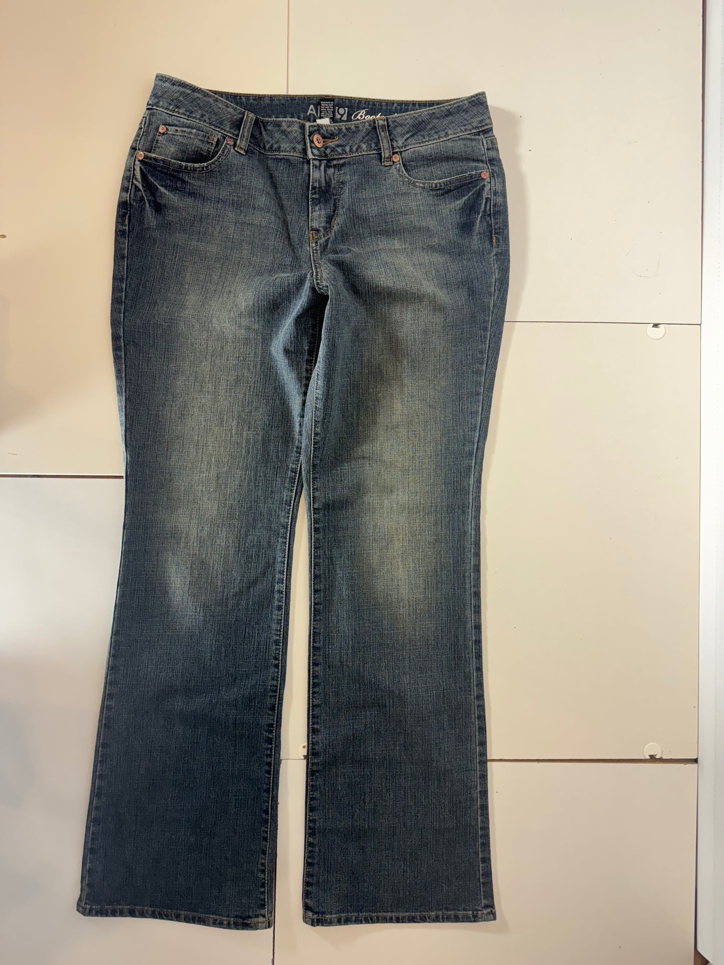 Utsvängda jeans–stl: L