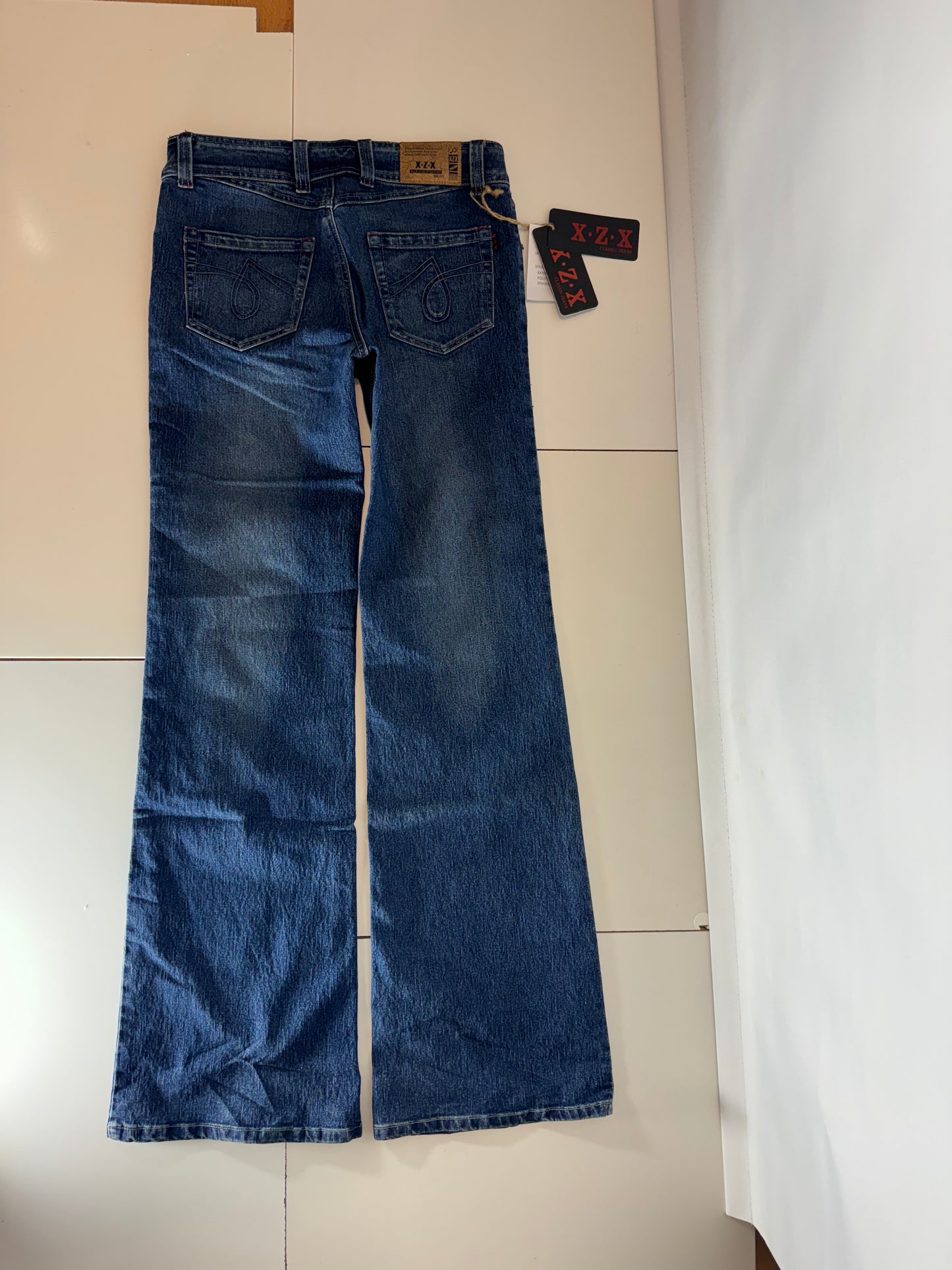 Utsvängda jeans–stl: S