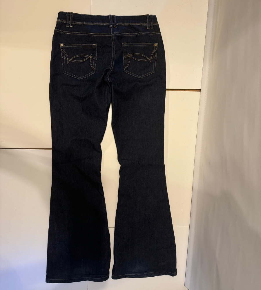 Utsvängda jeans–stl: M