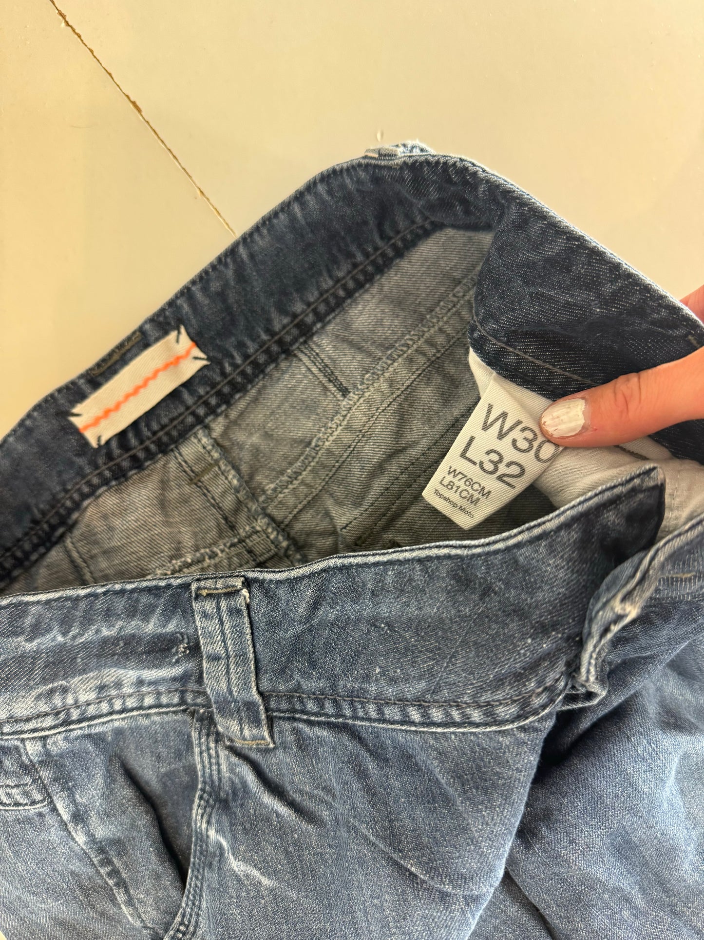 Utsvängda jeans–stl: M