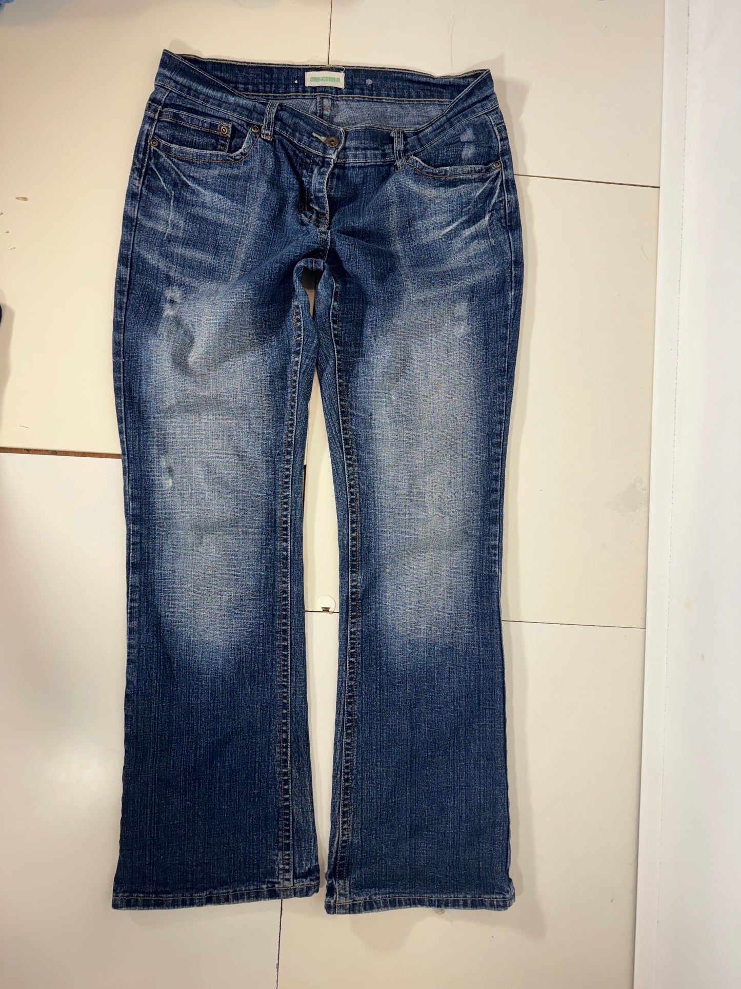 Utsvängda jeans stl: L