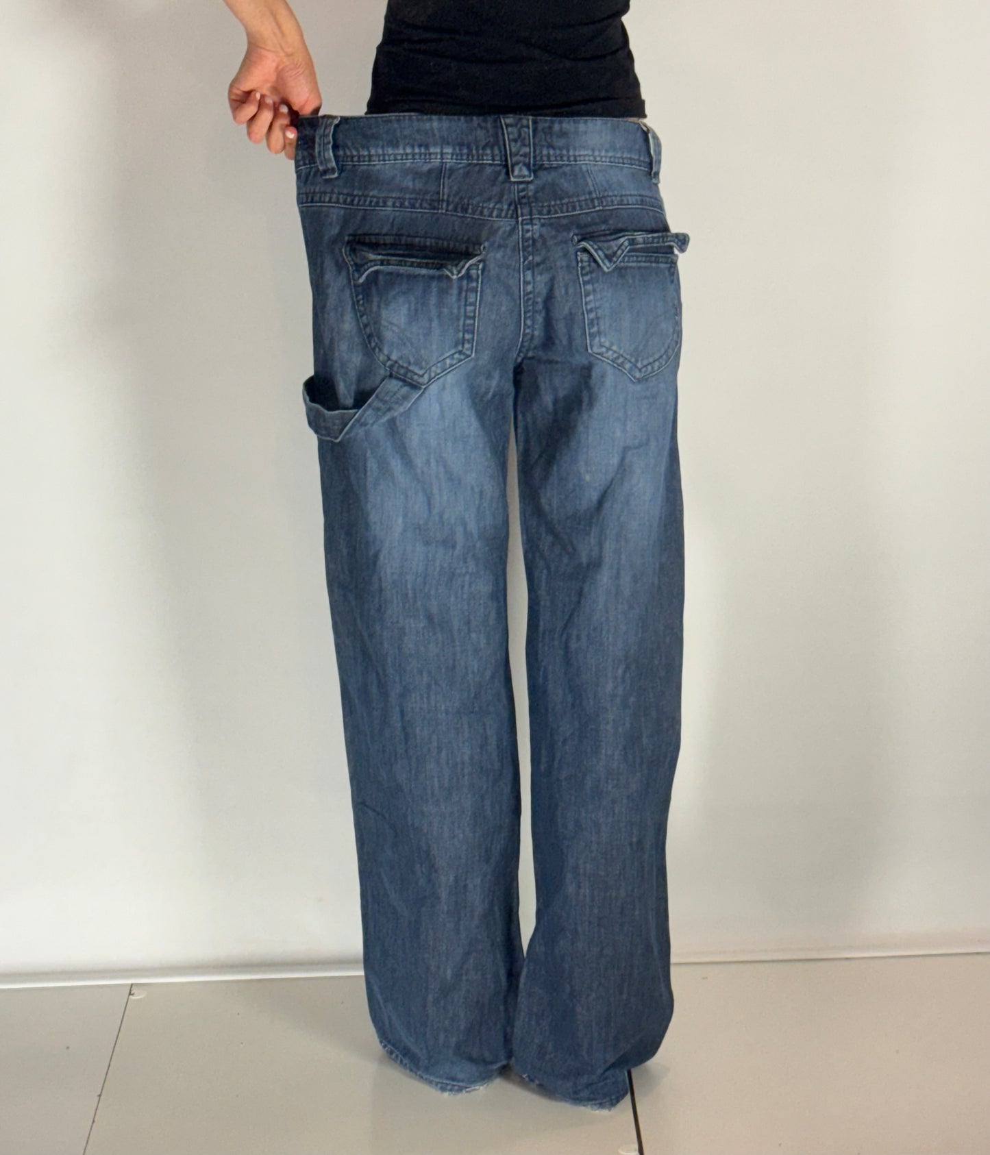 Utsvängda jeans–stl: M