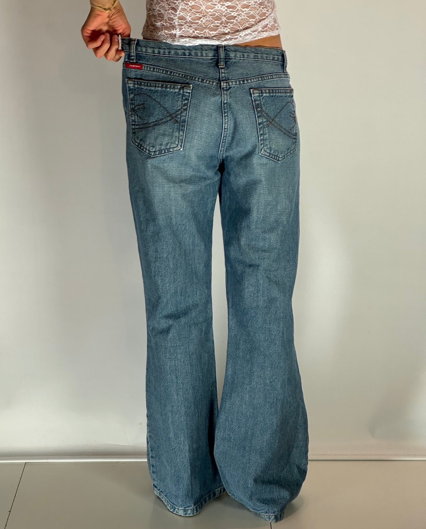 Utsvängda jeans stl: M