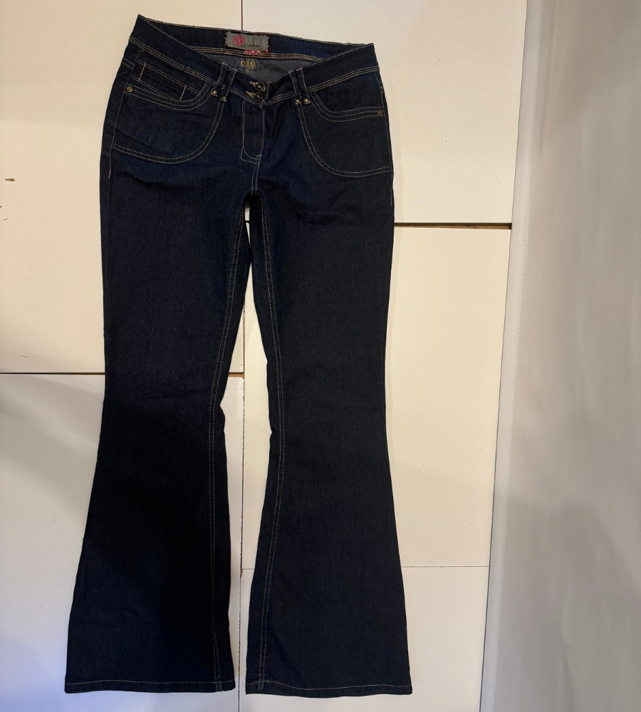 Utsvängda jeans–stl: M