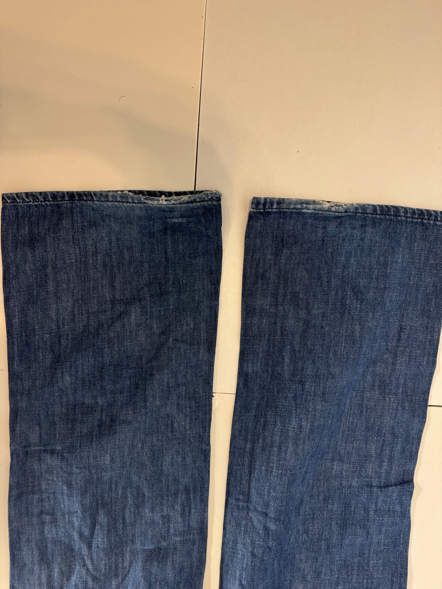 Utsvängda jeans–stl: M