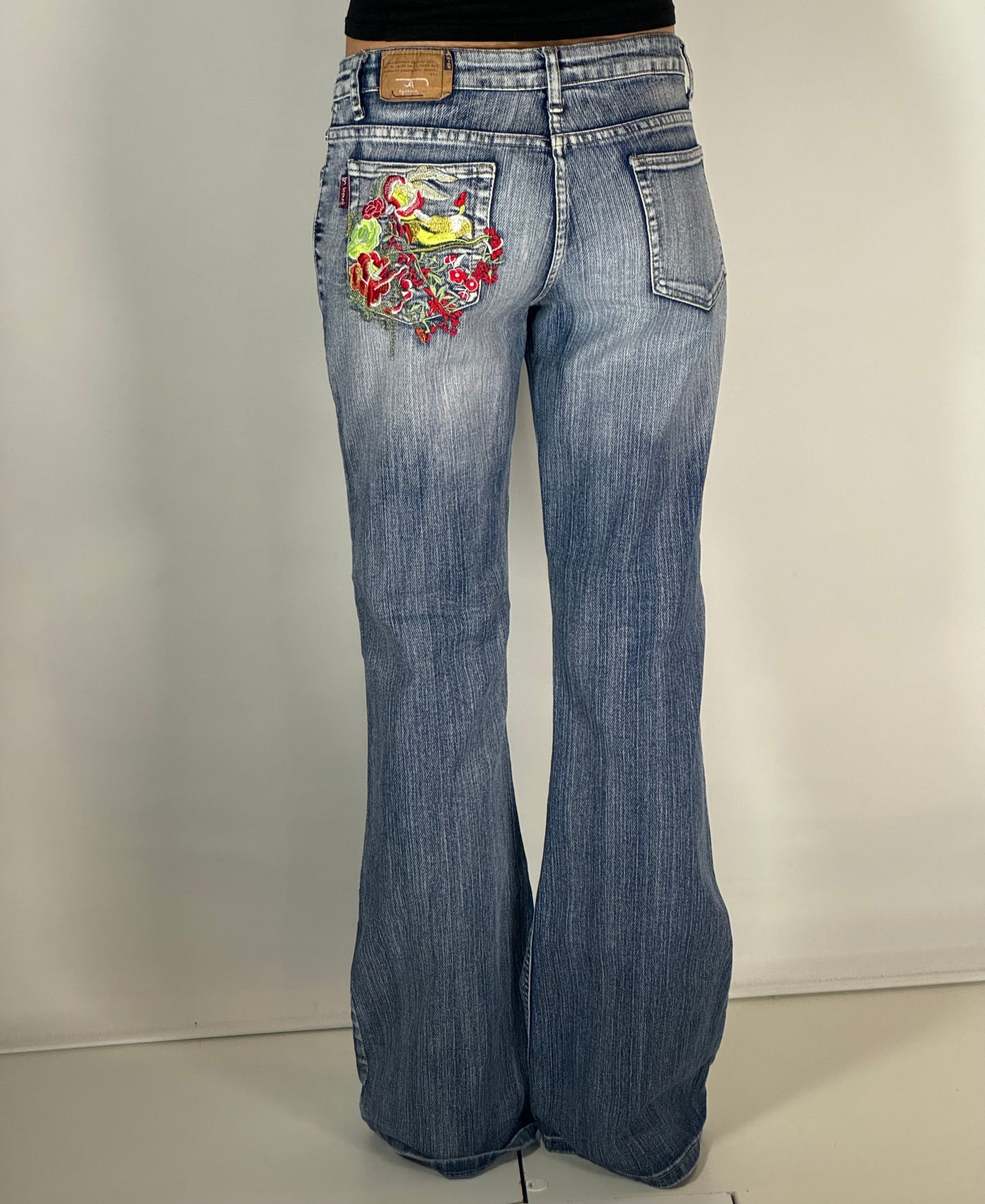 Utsvängda jeans stl: S