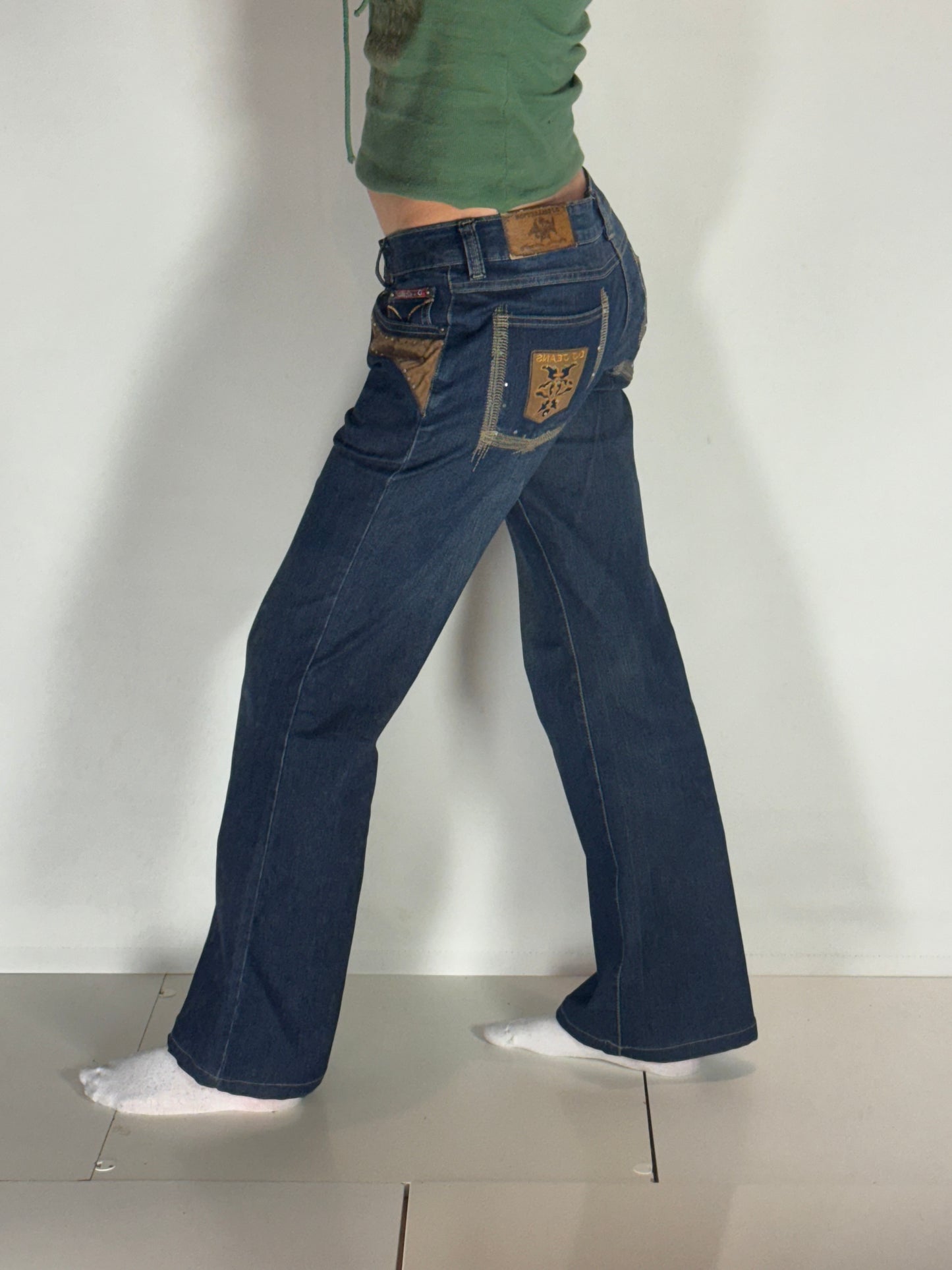 Utsvängda jeans–stl: M