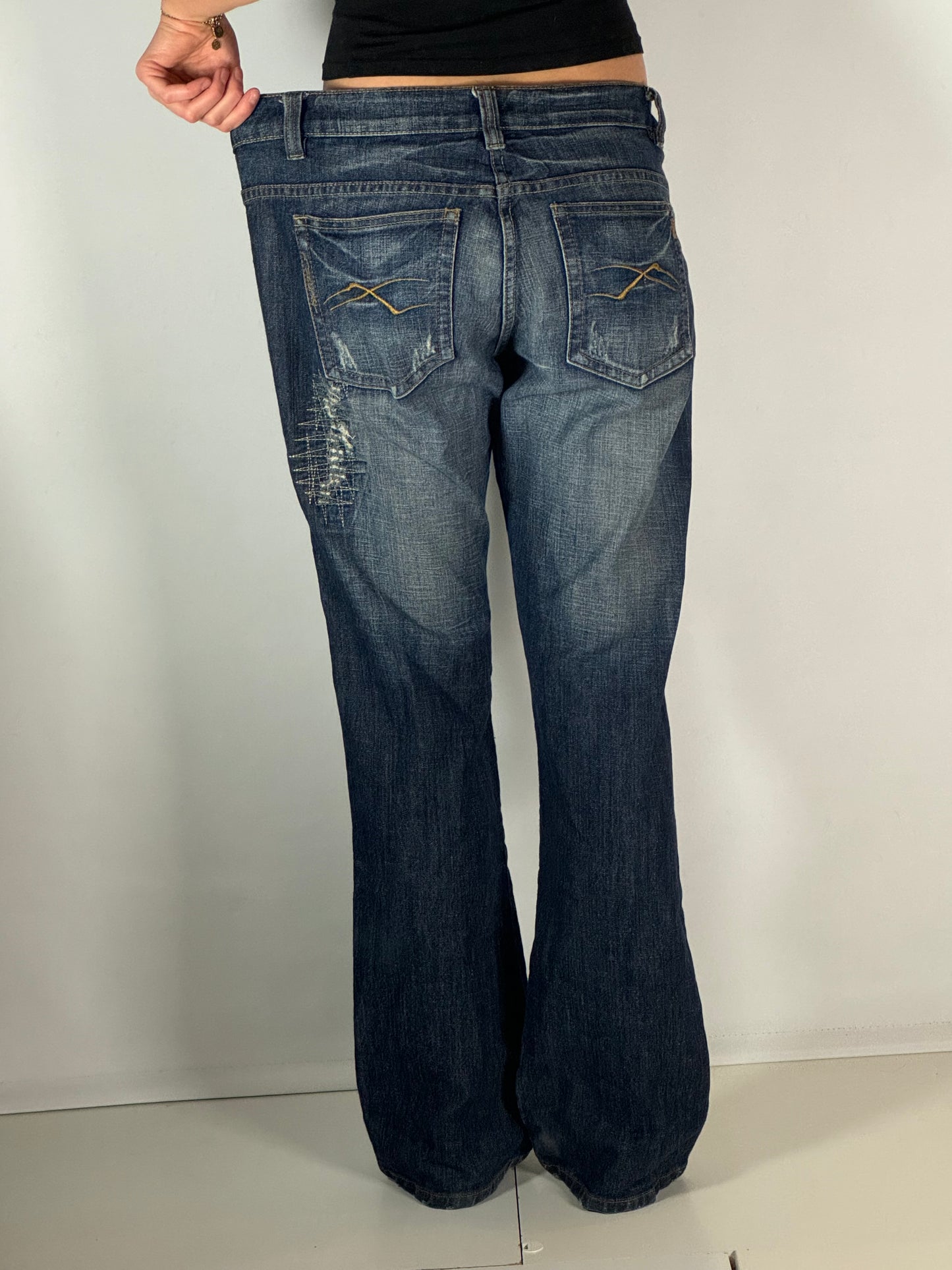 Utsvängda jeans stl: M