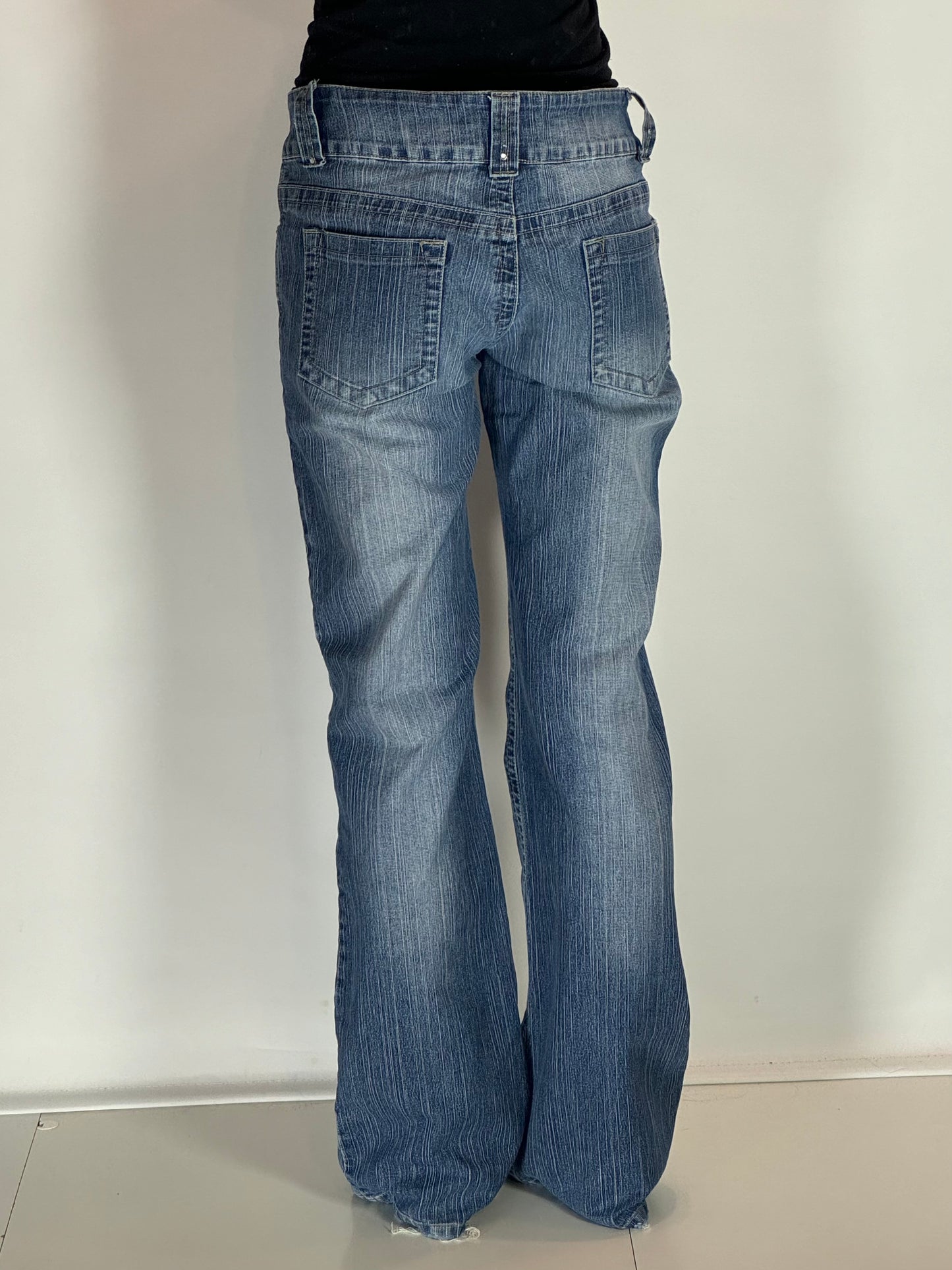 Utsvängda jeans stl: L