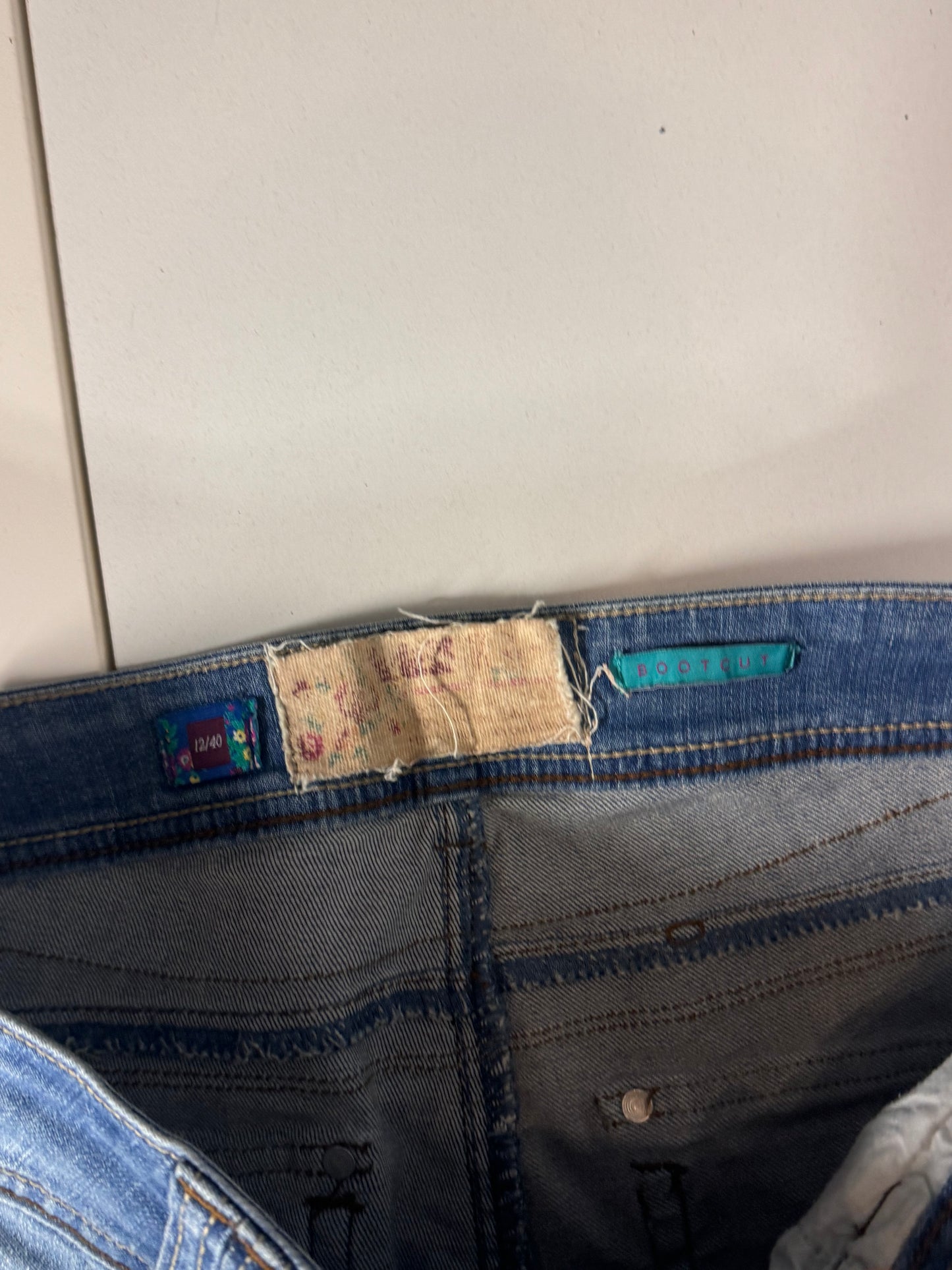 Utsvängda jeans stl: M