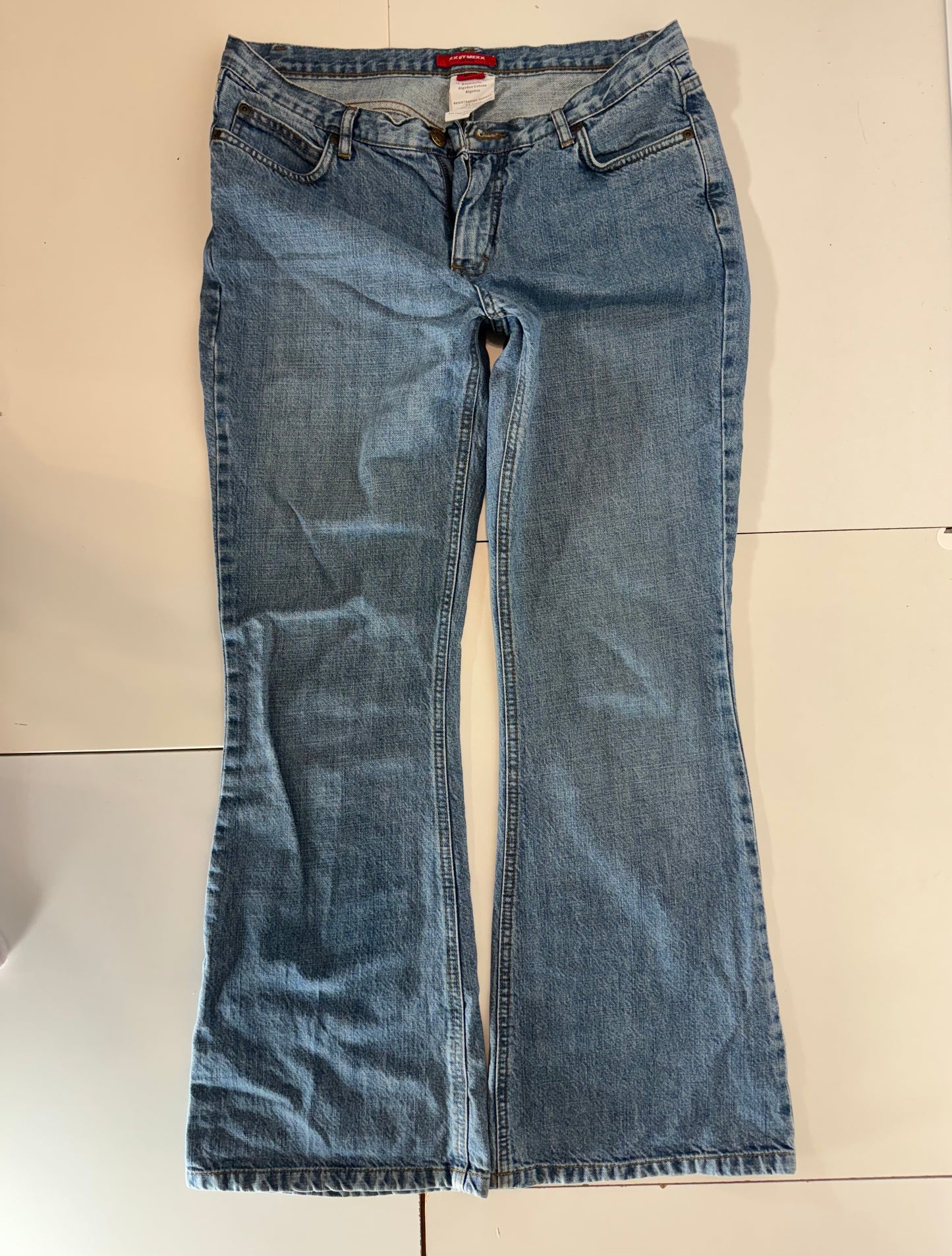 Utsvängda jeans stl: M