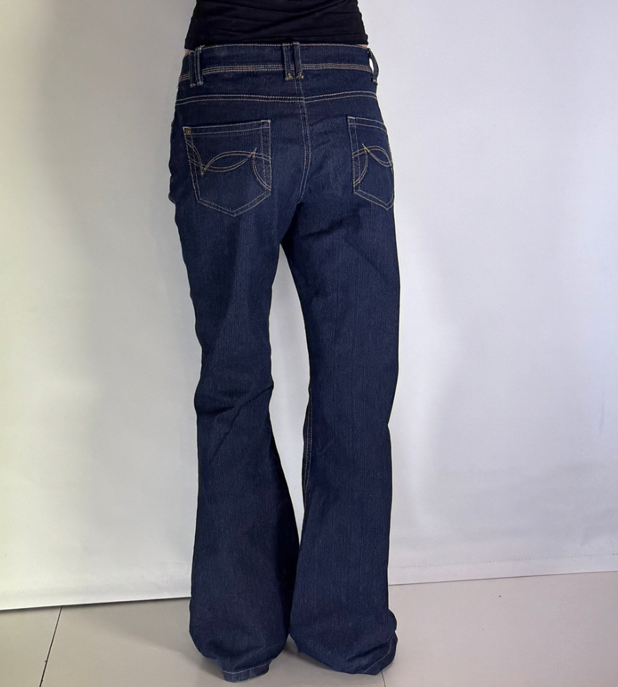 Utsvängda jeans–stl: M