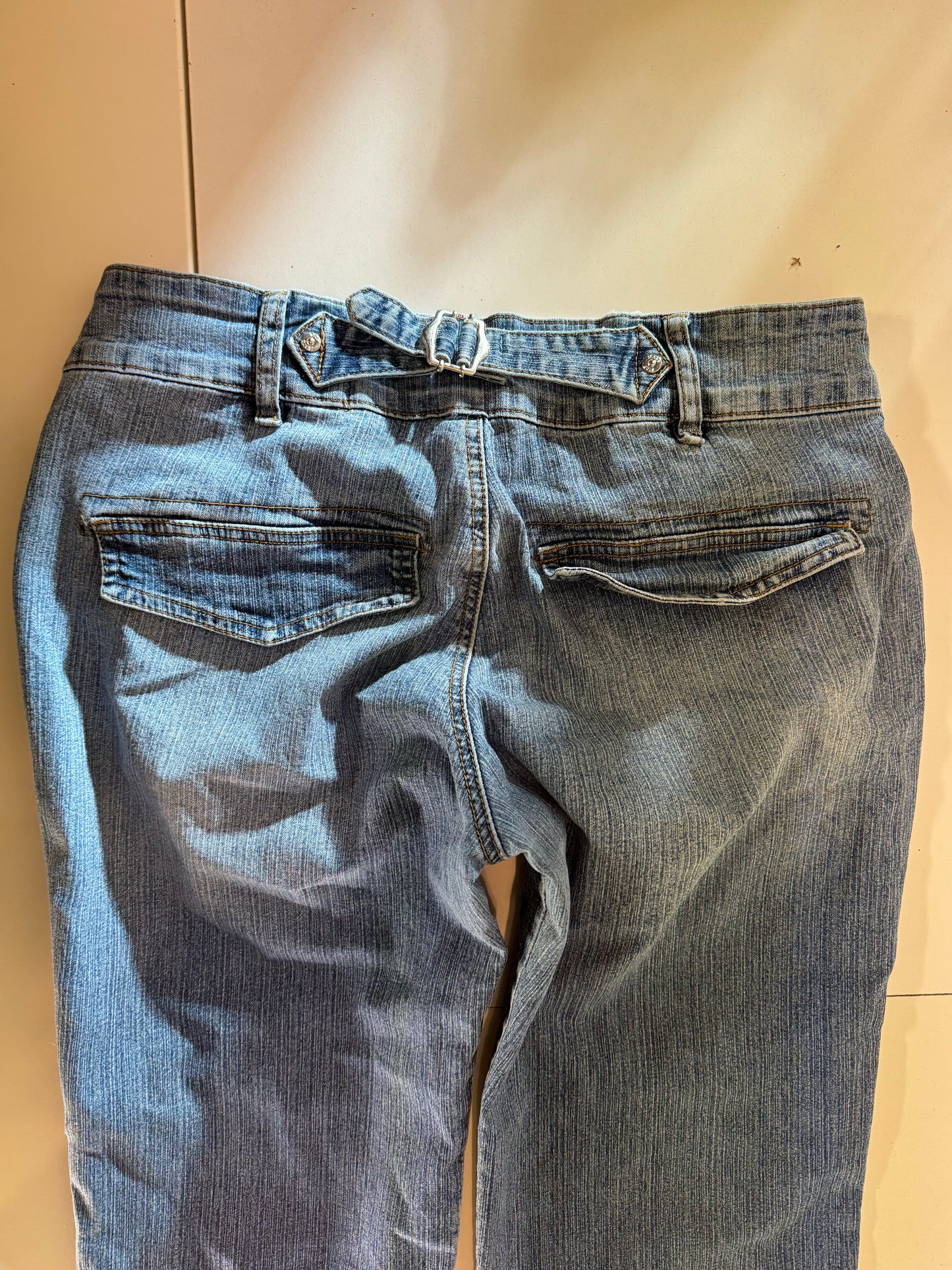 Utsvängda jeans stl: M