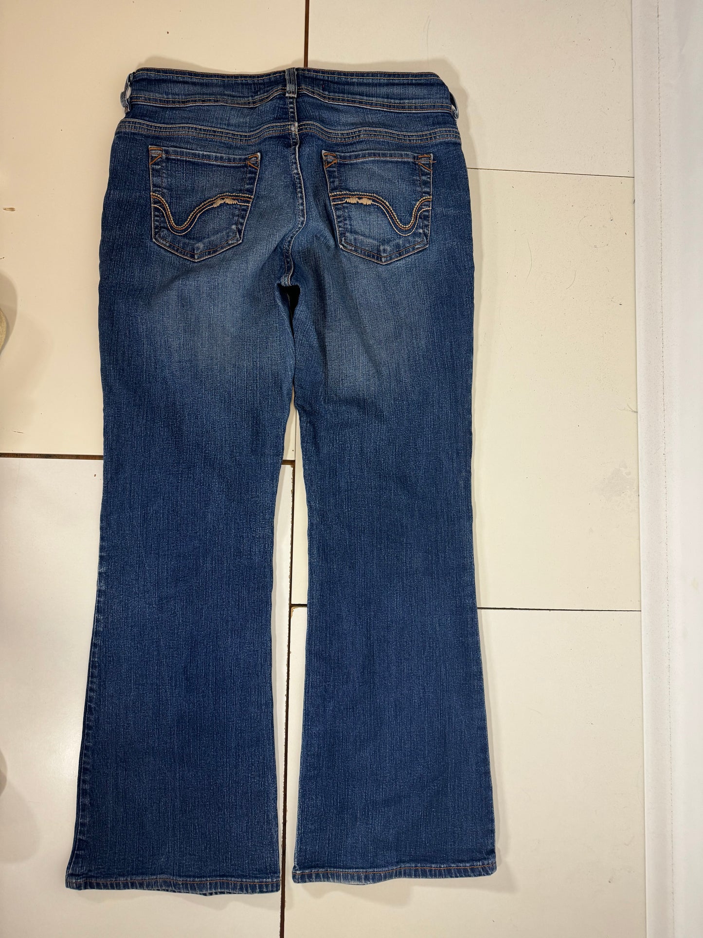 Utsvängda jeans stl: M