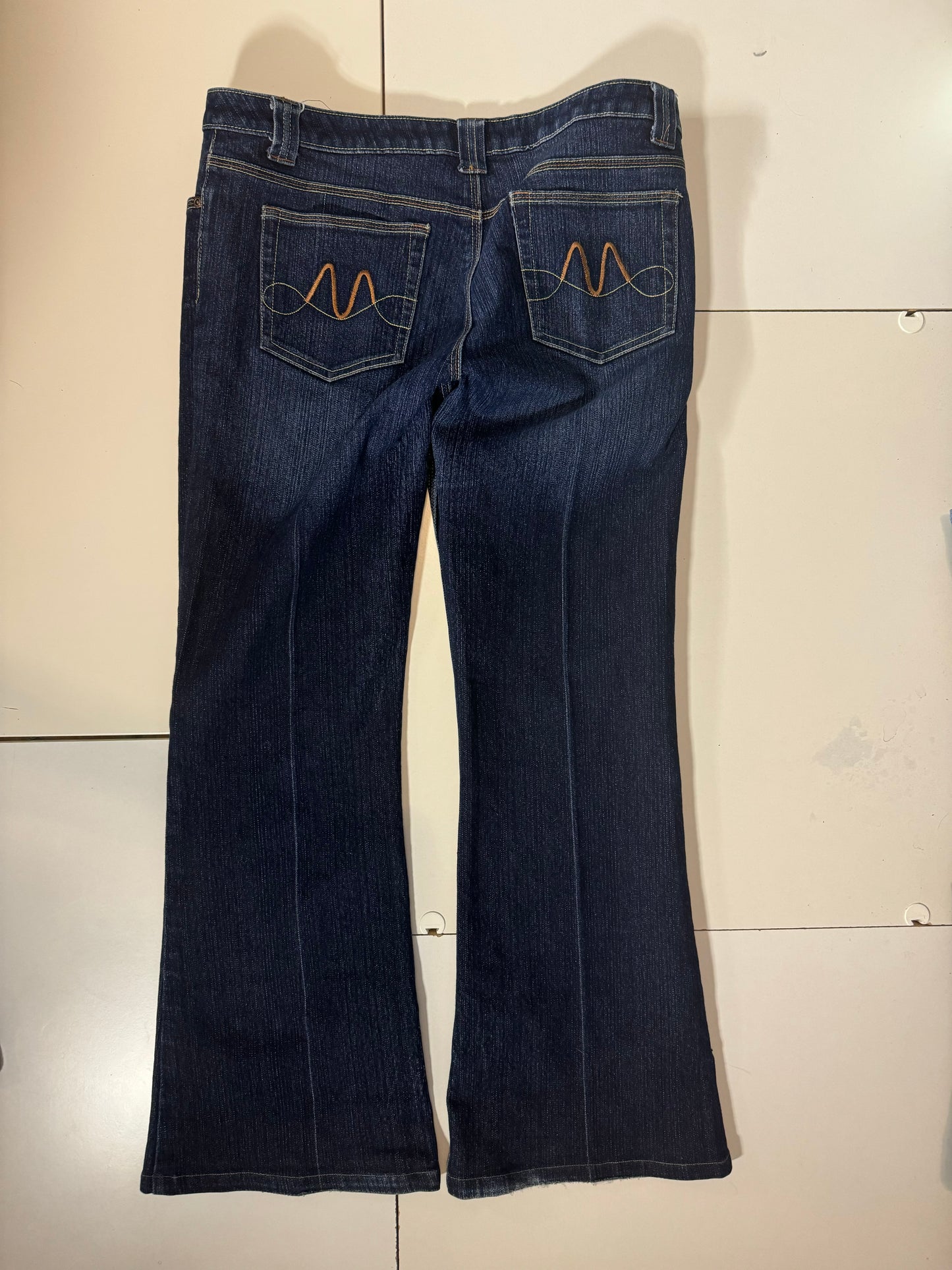 Utsvängda jeans stl: L