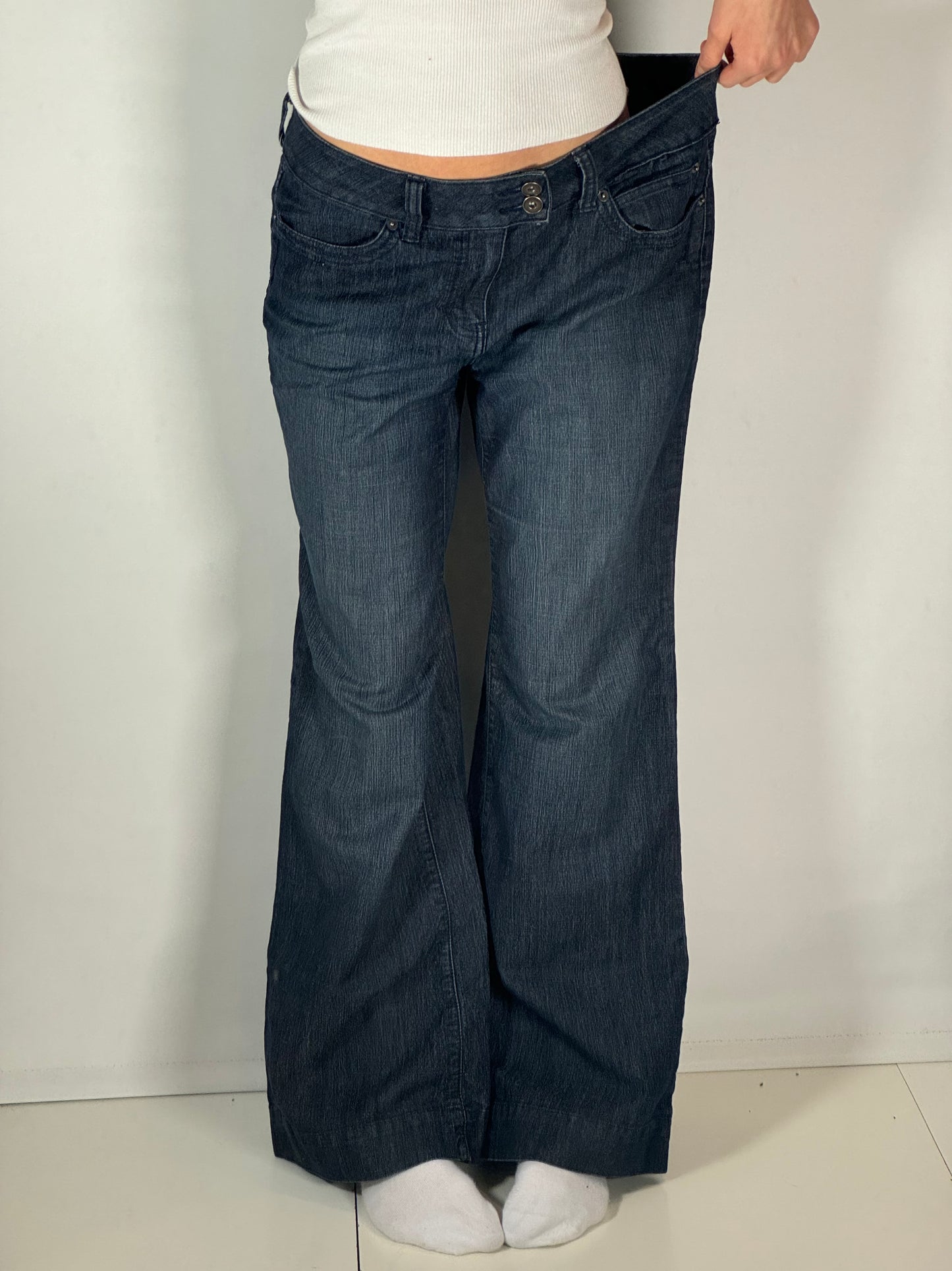 Utsvängda jeans stl: L