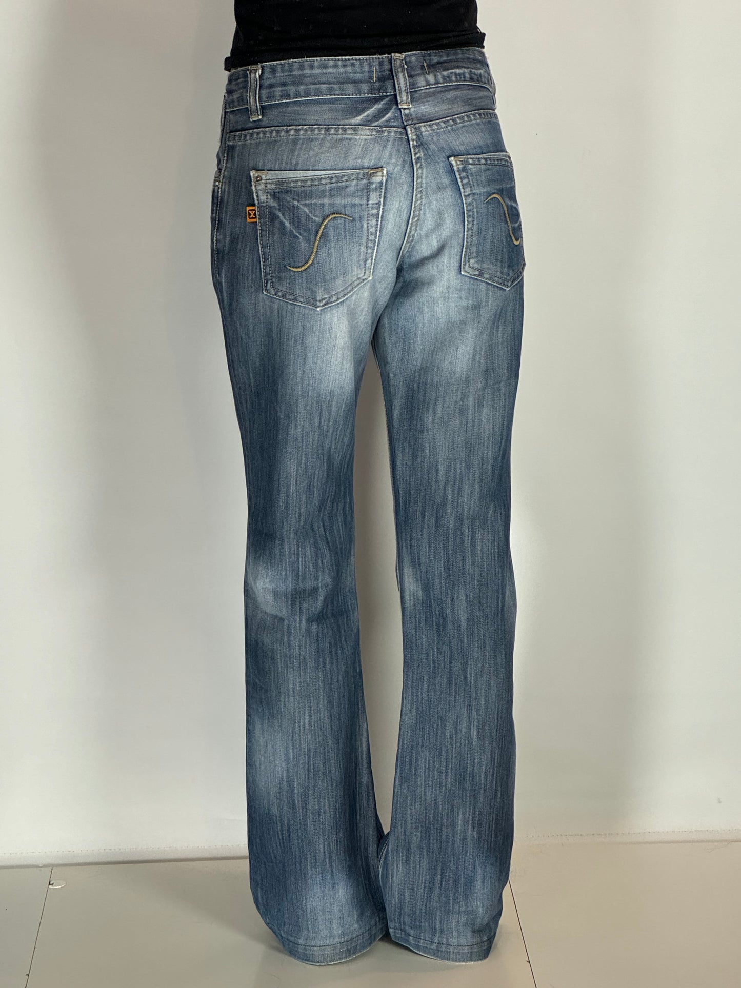 Utsvängda jeans stl: S