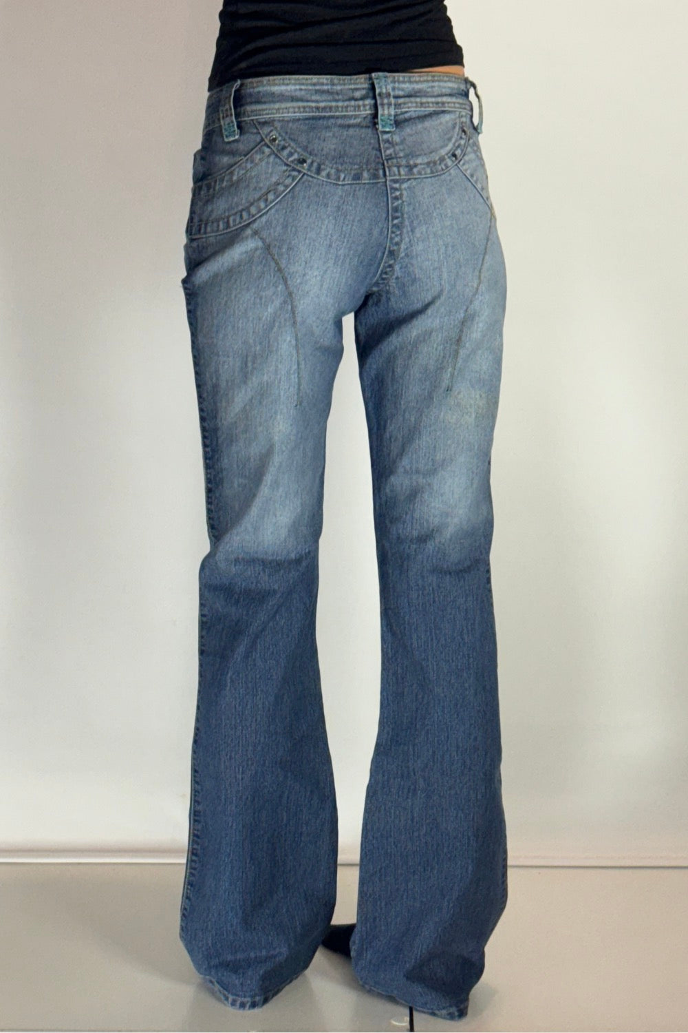 Utsvängda jeans–stl: S