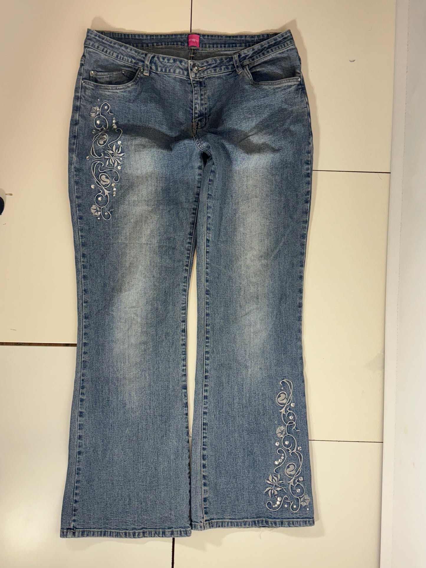 Utsvängda jeans stl: L