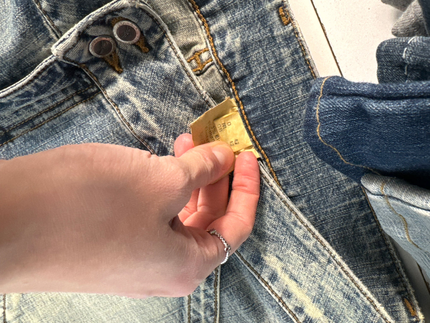 Utsvängda jeans stl: M