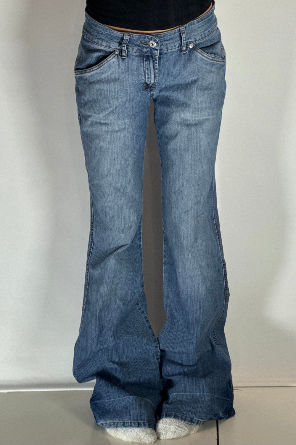 Utsvängda jeans stl: M