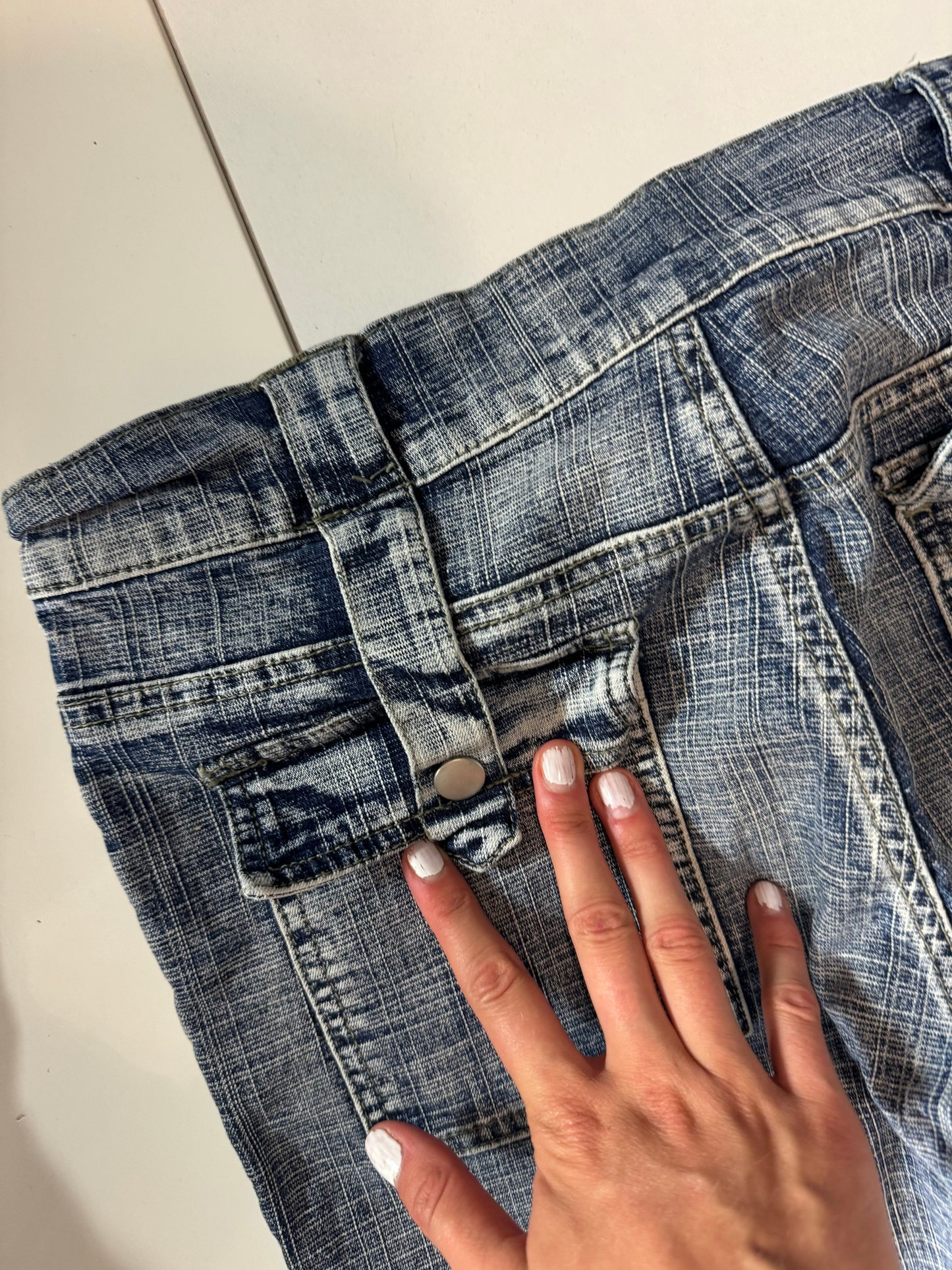 Utsvängda jeans–stl: S