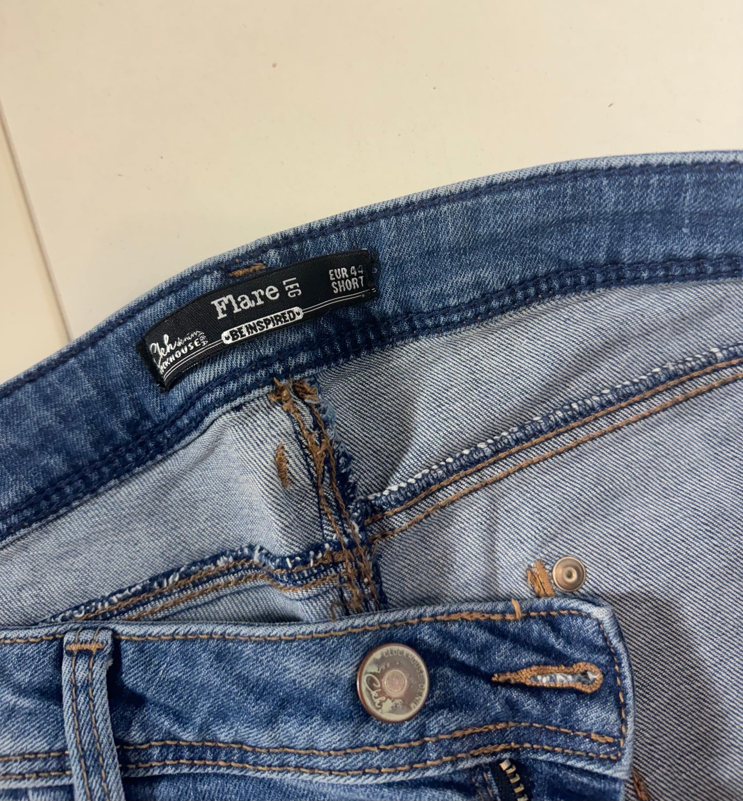 Utsvängda jeans stl: M