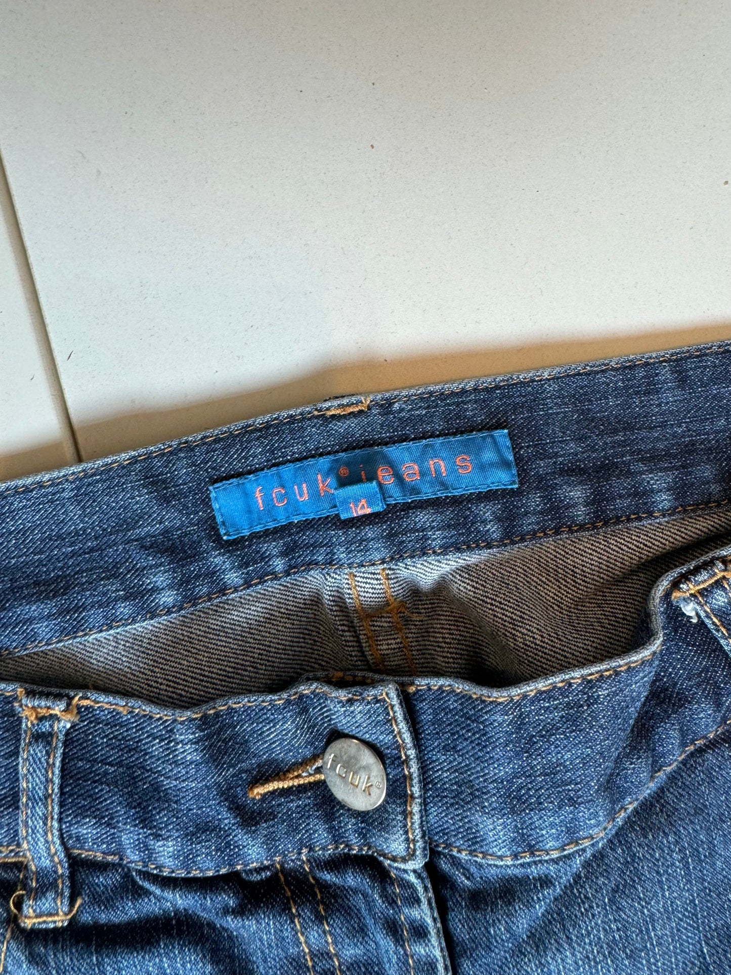 Utsvängda jeans stl: L