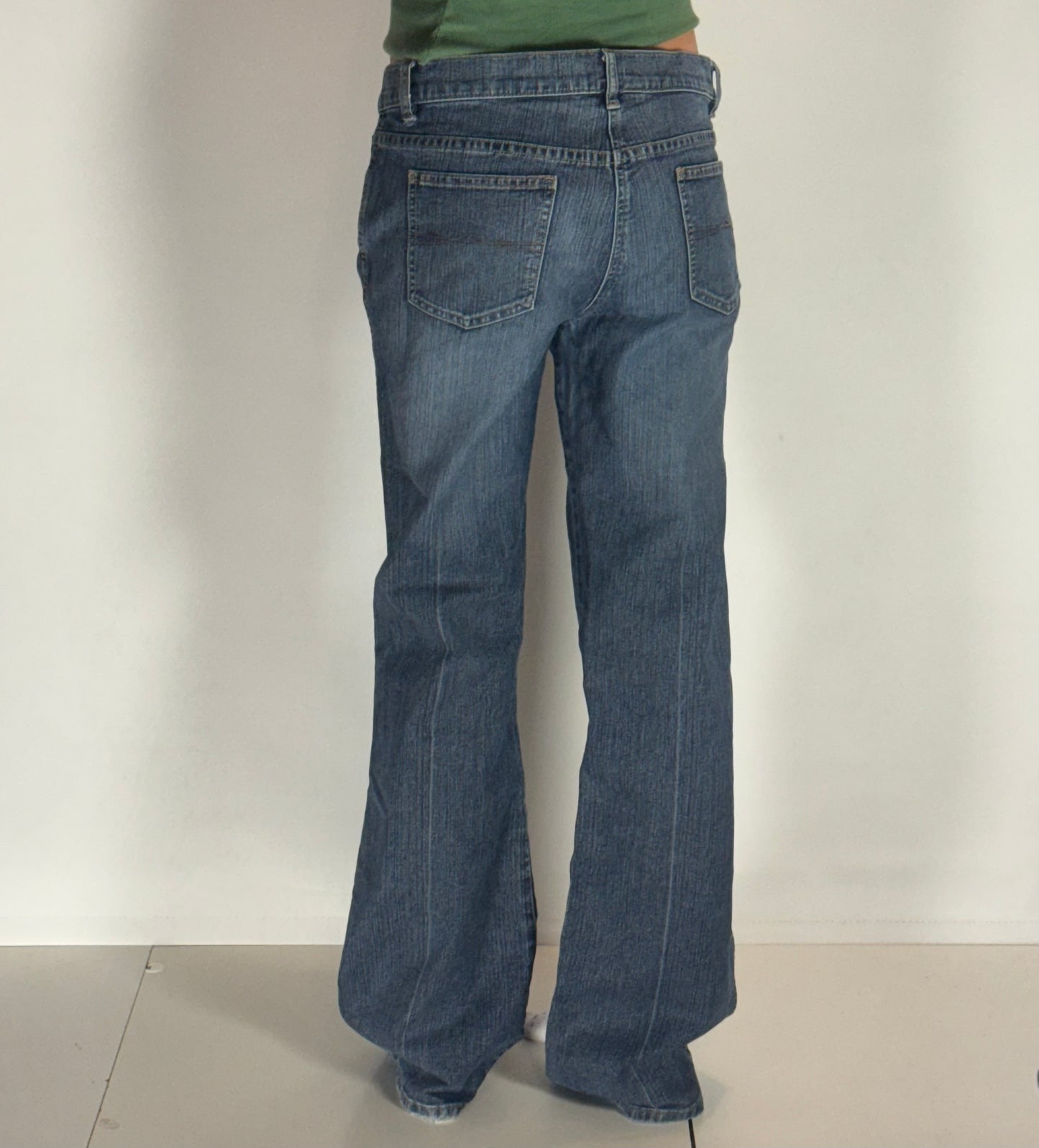 Utsvängda jeans–stl: M