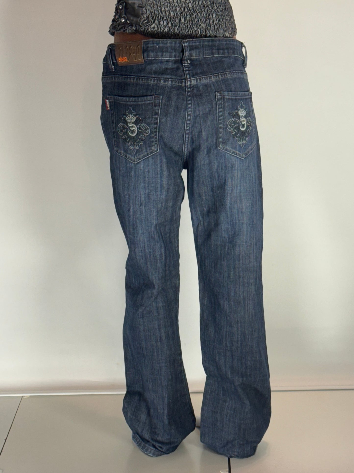 Utsvängda jeans–stl: L