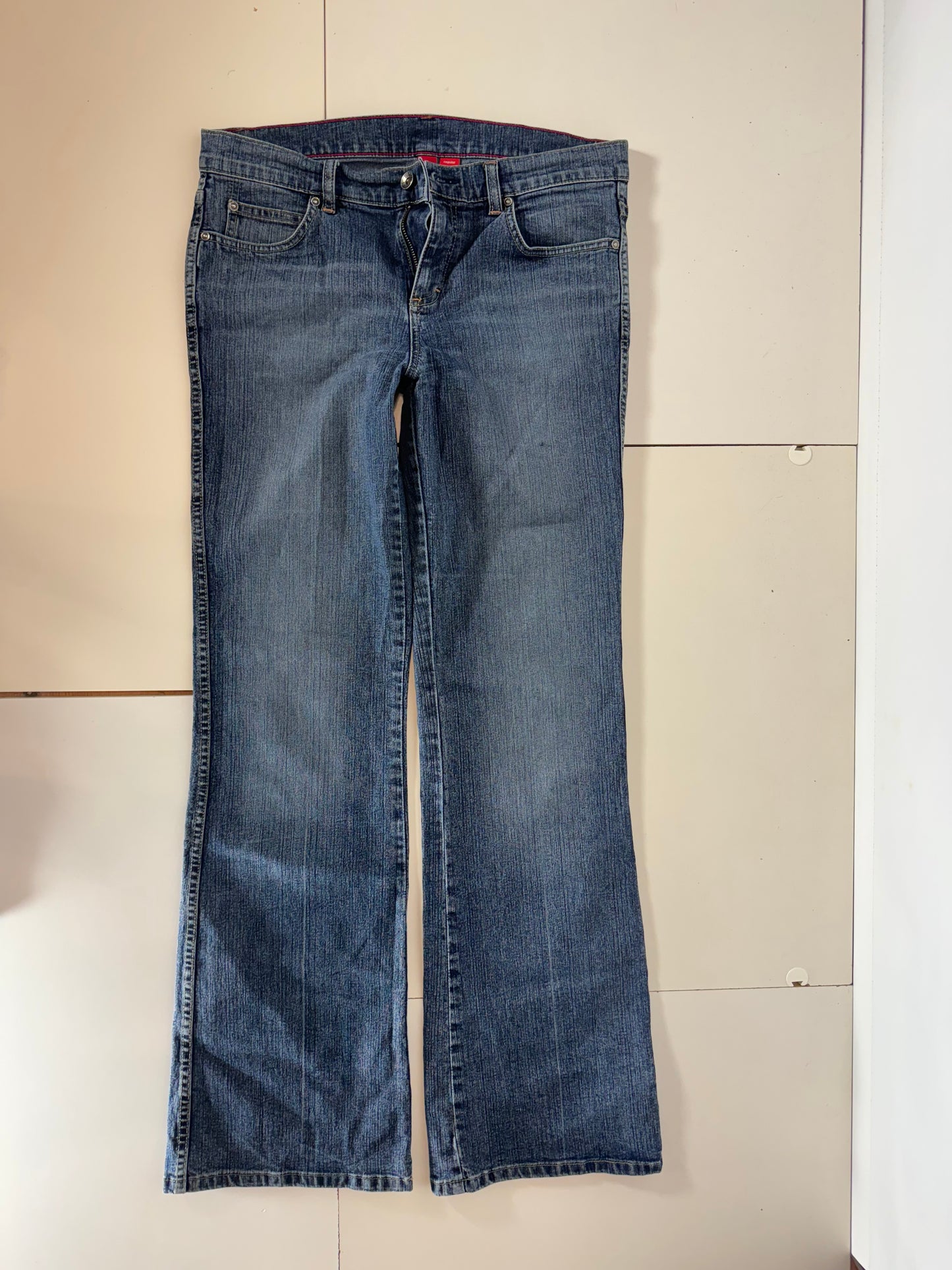 Utsvängda jeans–stl: M