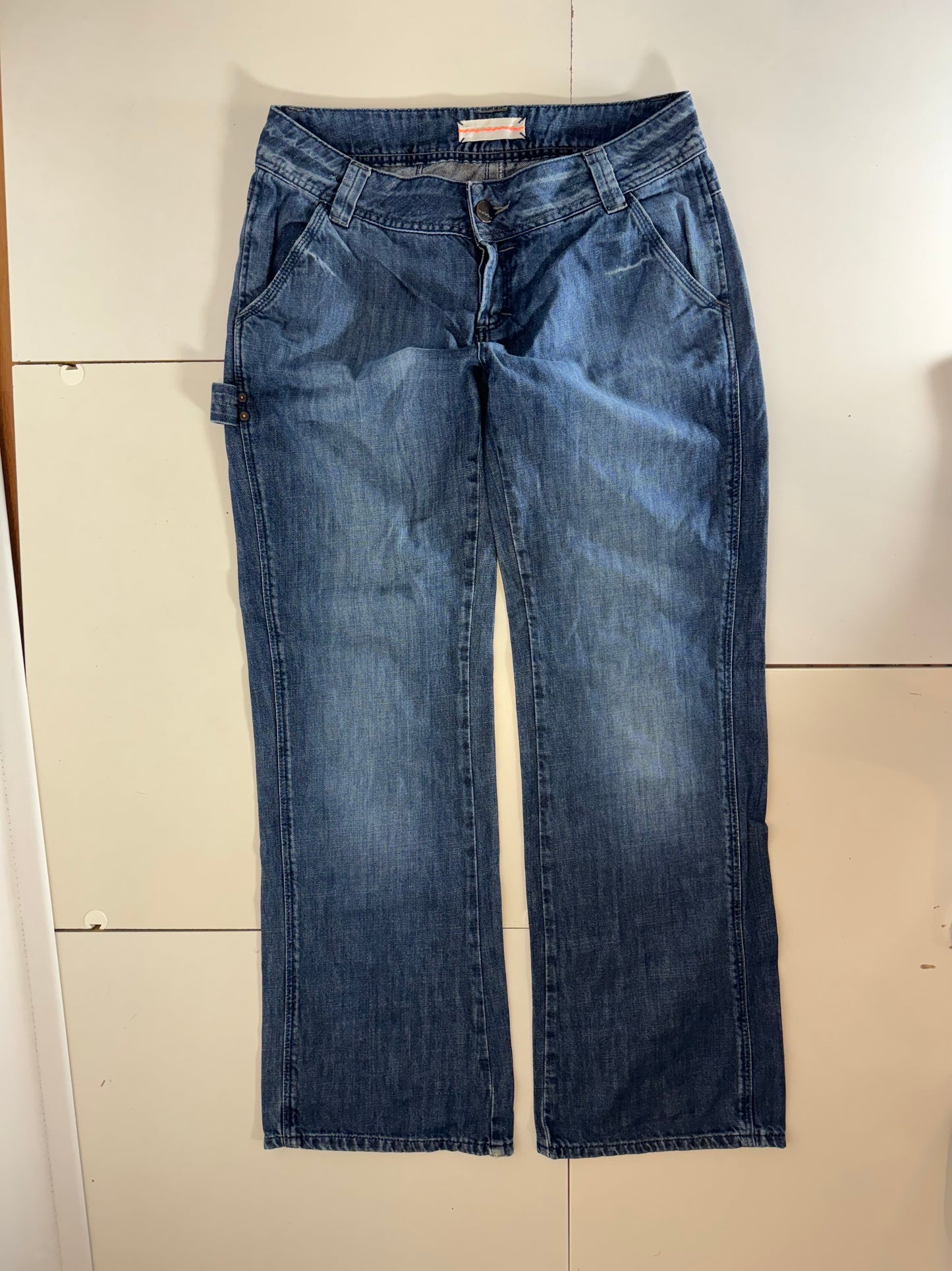 Utsvängda jeans–stl: M