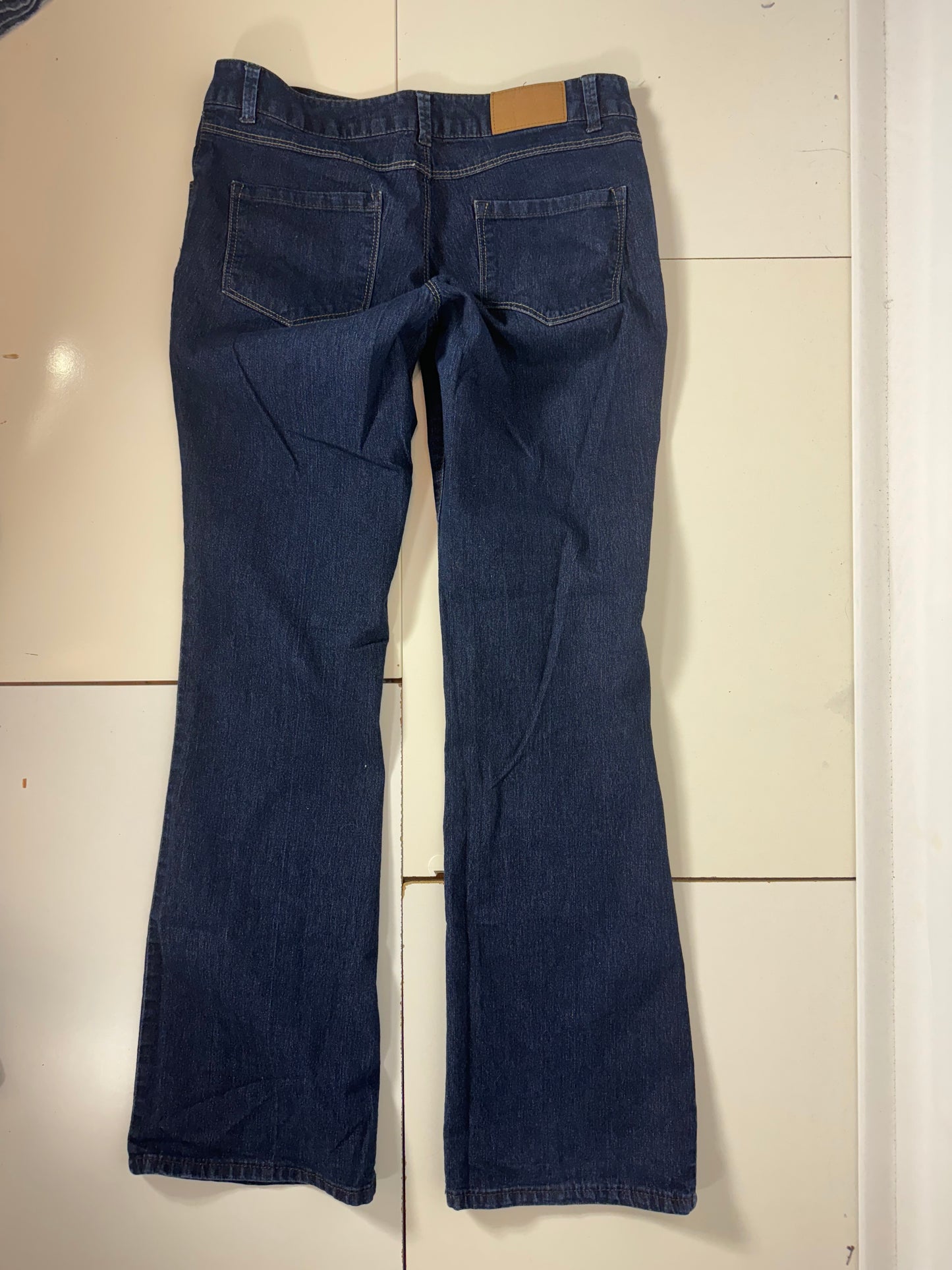 Utsvängda jeans stl: M