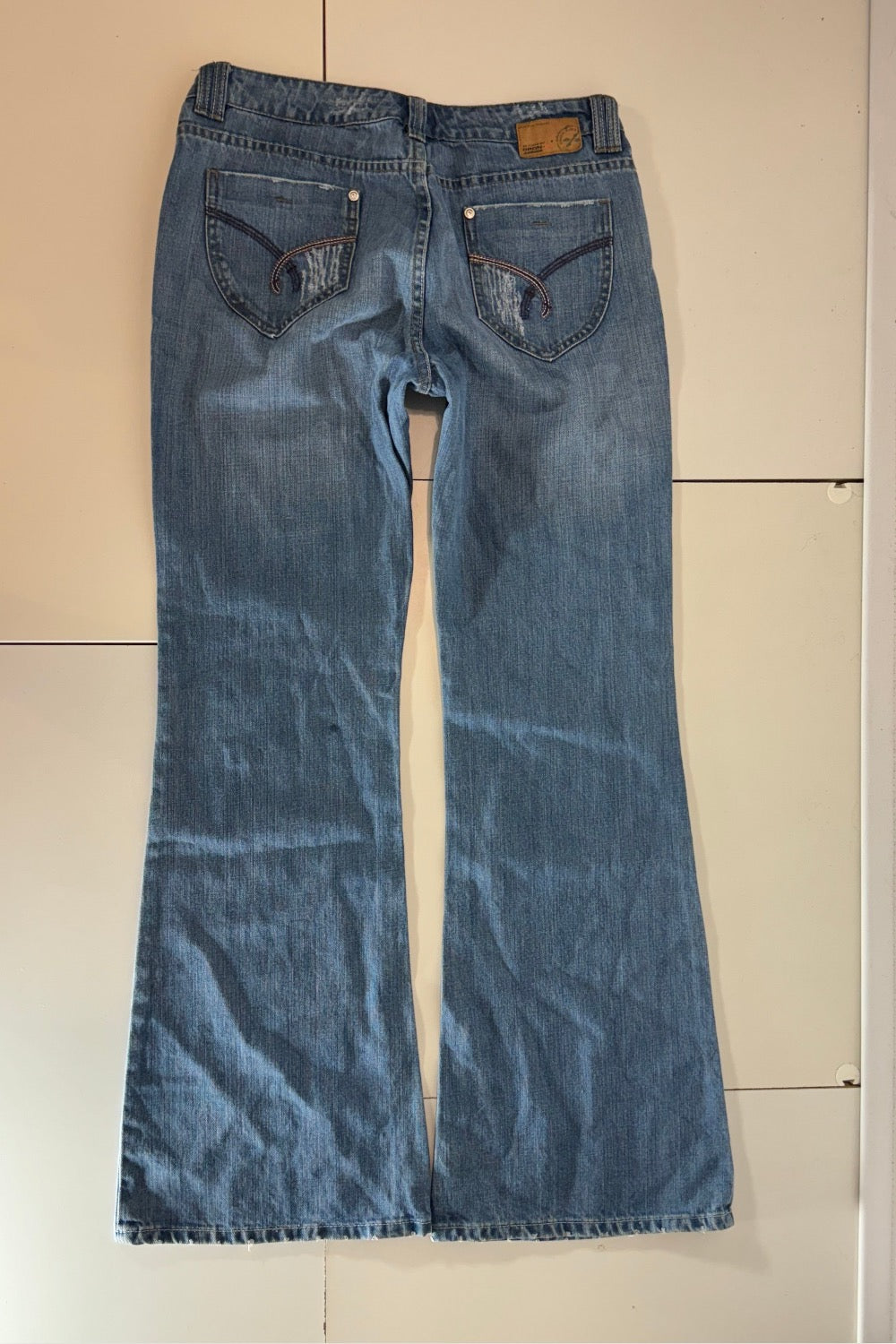 Utsvängda jeans stl: M