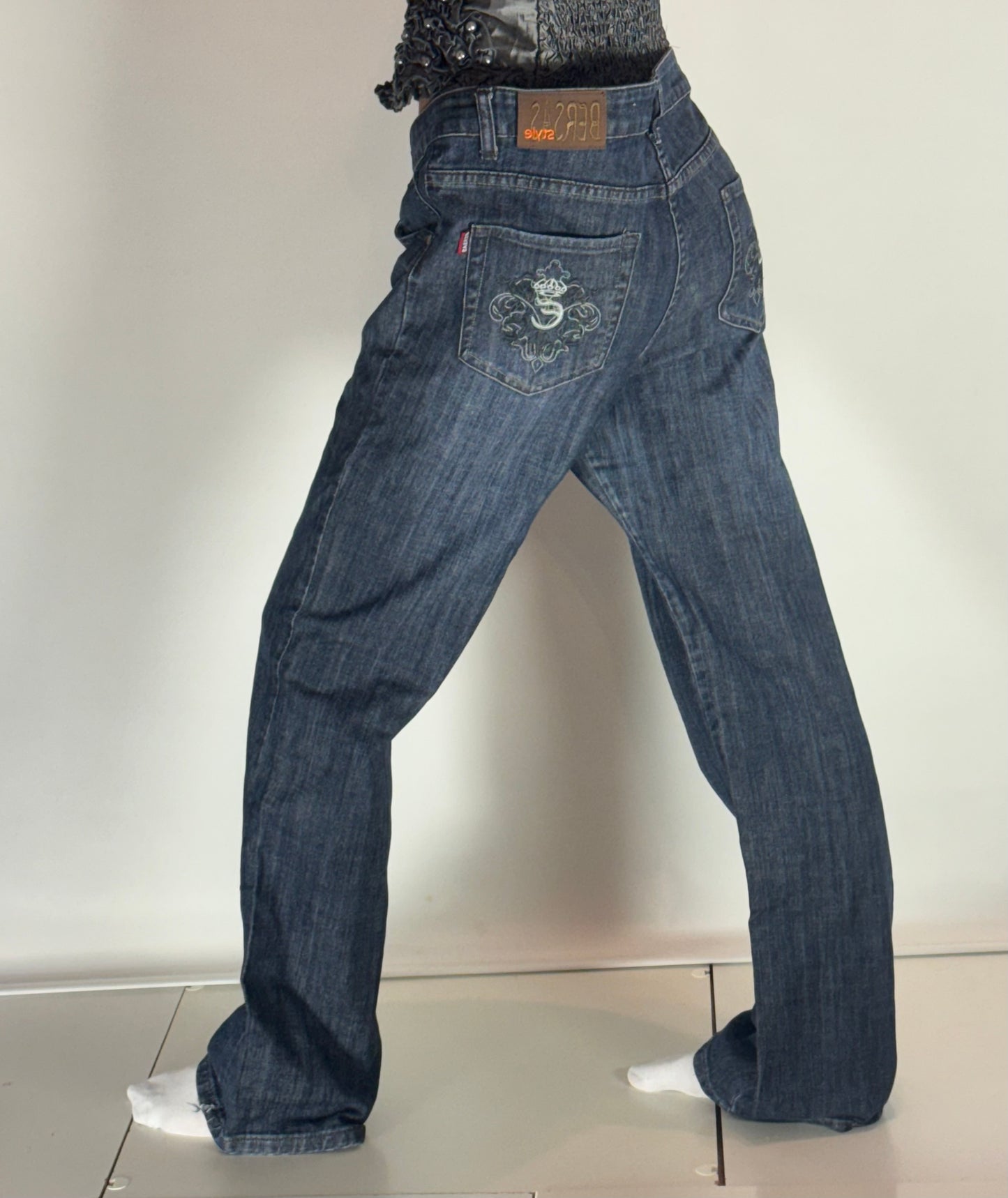Utsvängda jeans–stl: L