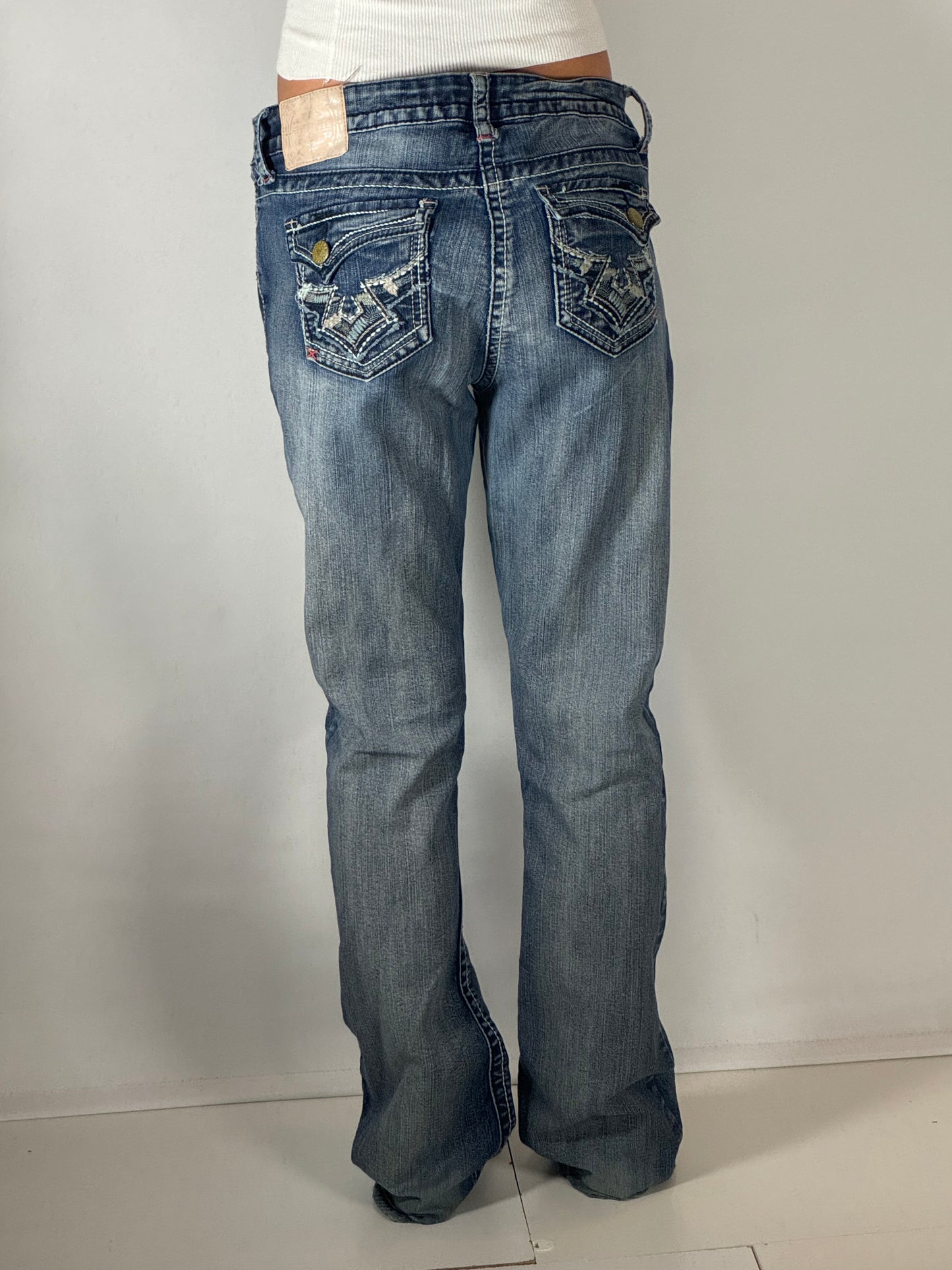 Utsvängda jeans stl: M