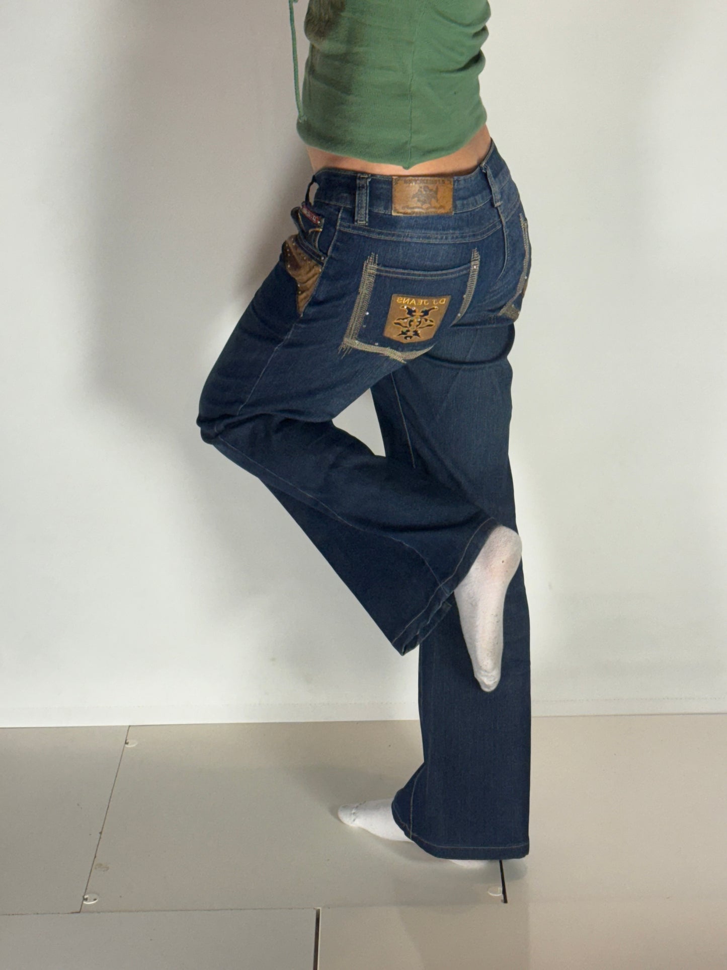 Utsvängda jeans–stl: M