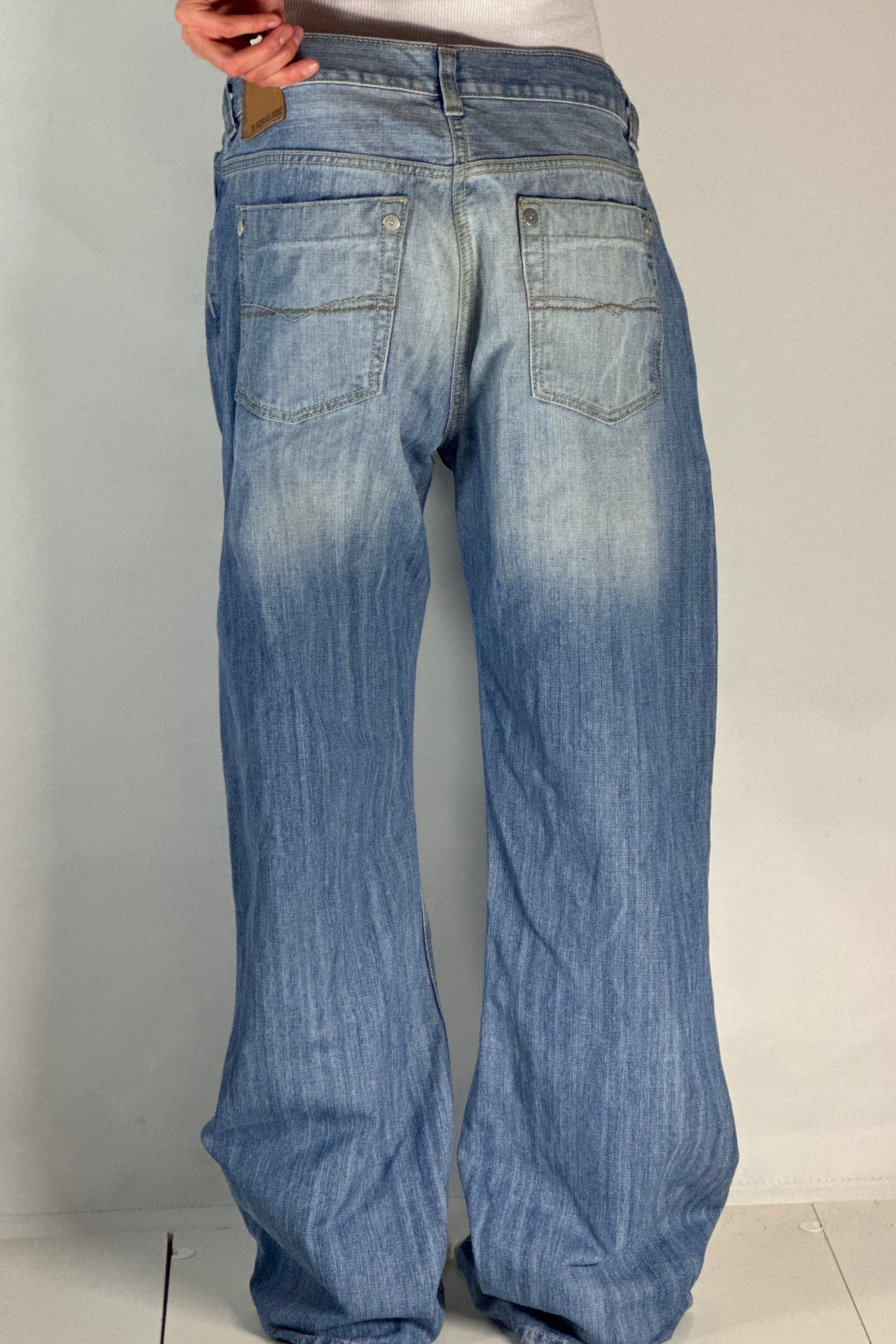 Utsvängda jeans stl: L