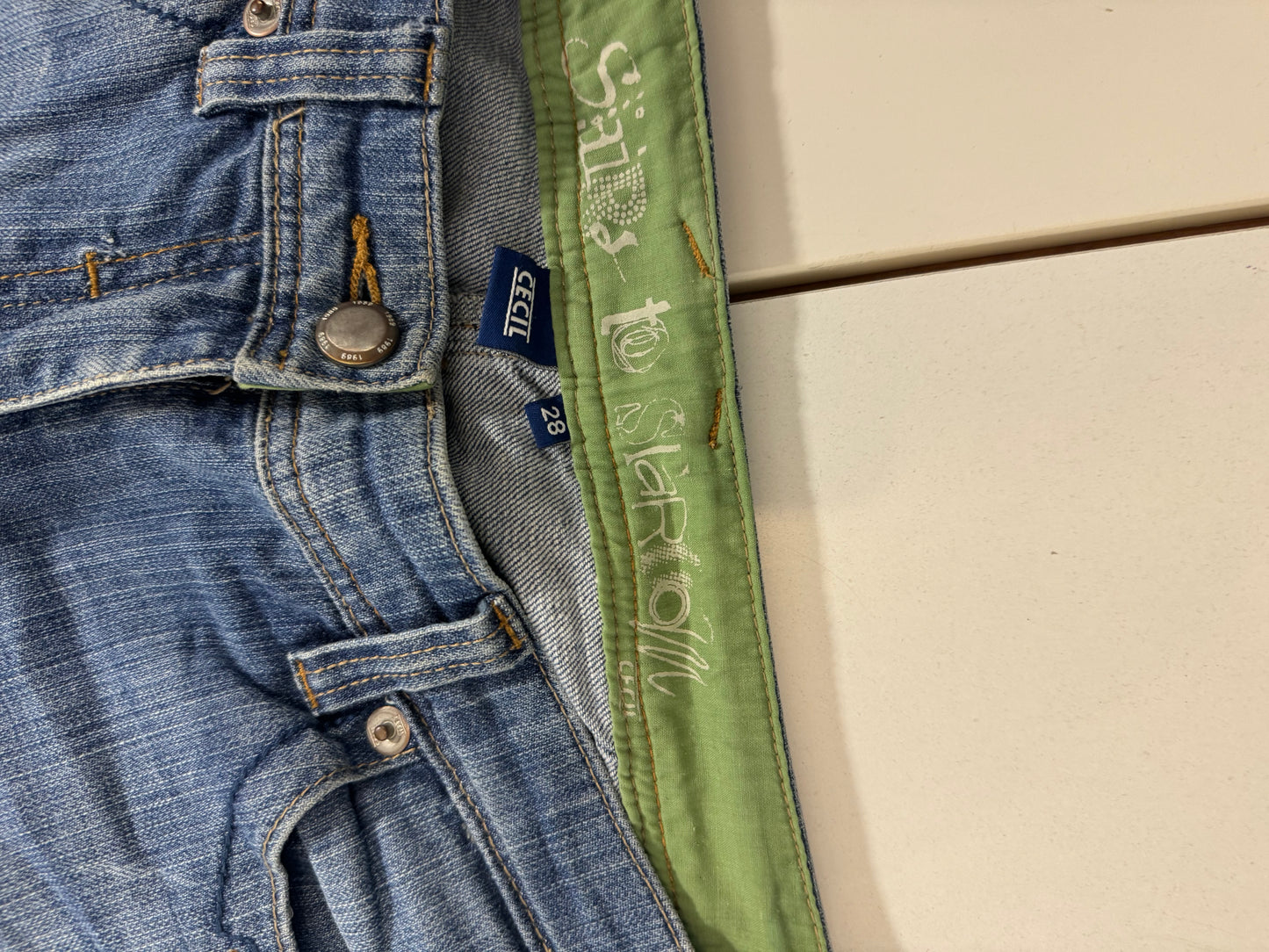 Utsvängda jeans stl: S