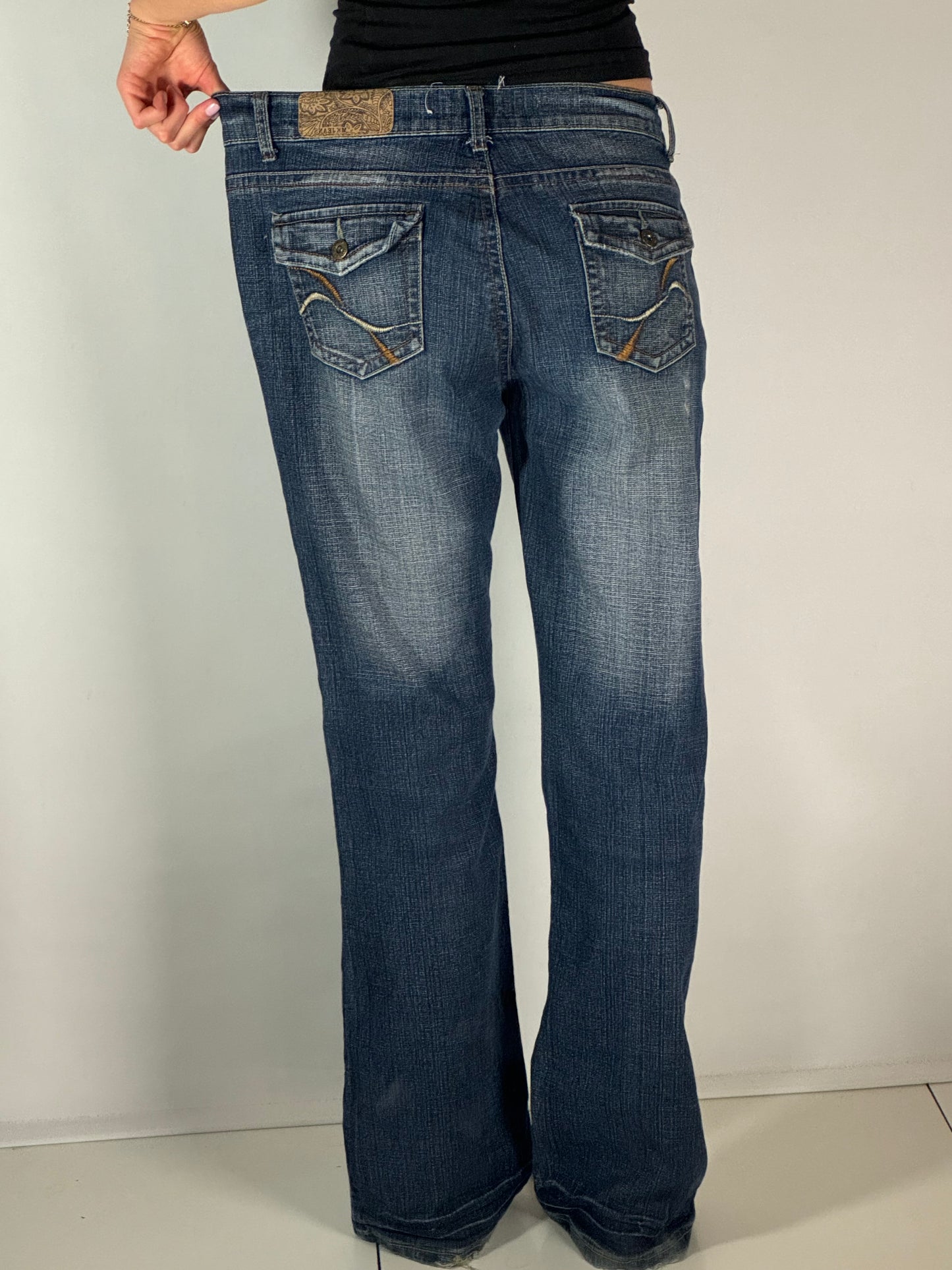 Utsvängda jeans stl: L