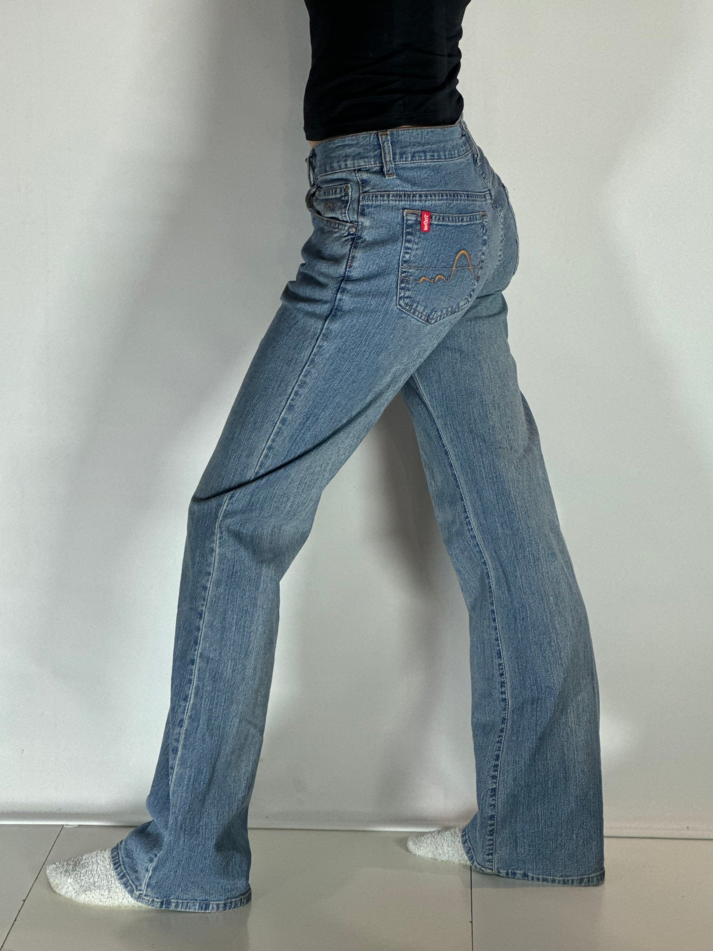Utsvängda jeans stl: S