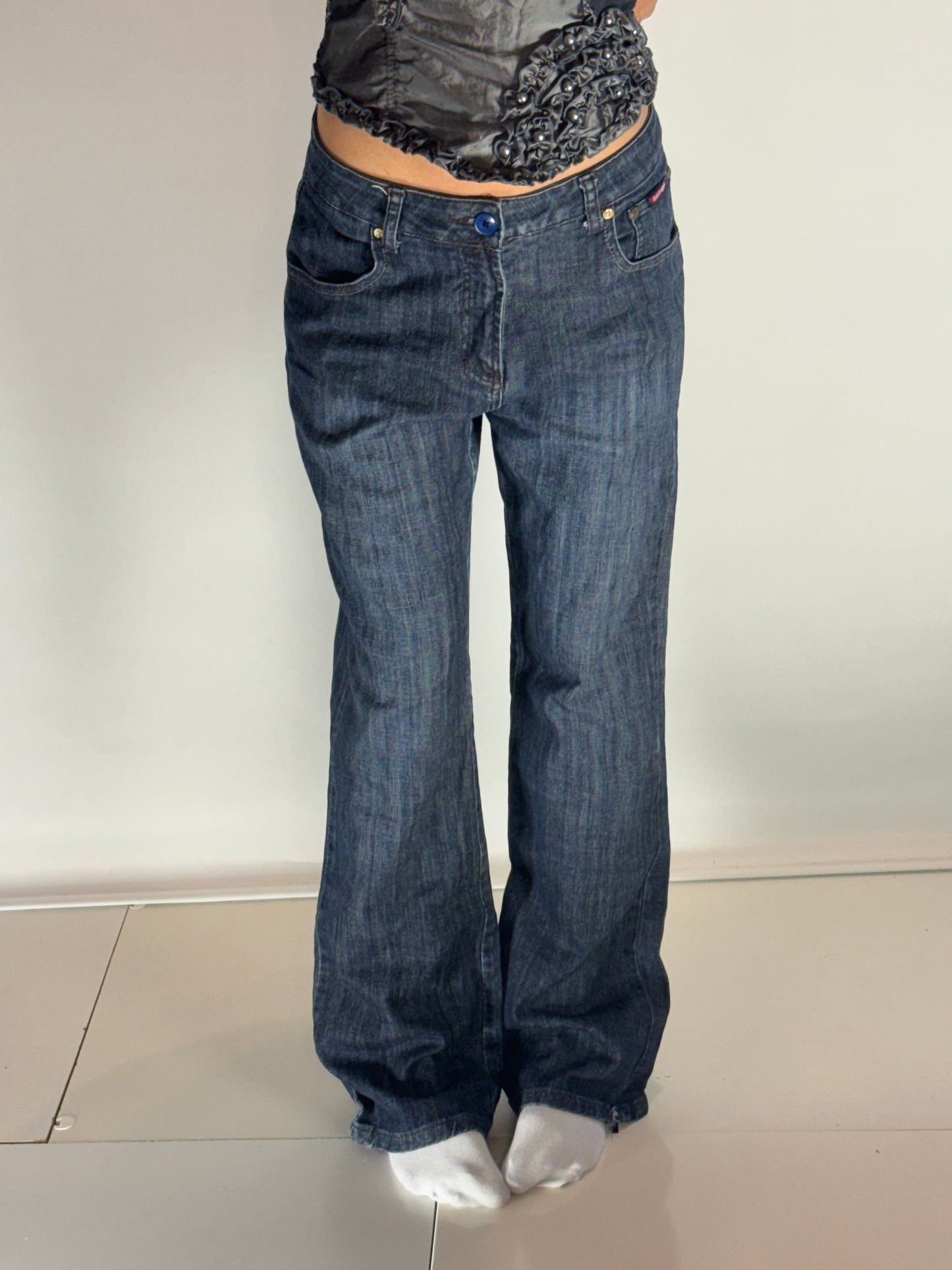 Utsvängda jeans–stl: L