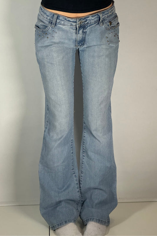 Utsvängda jeans stl: M