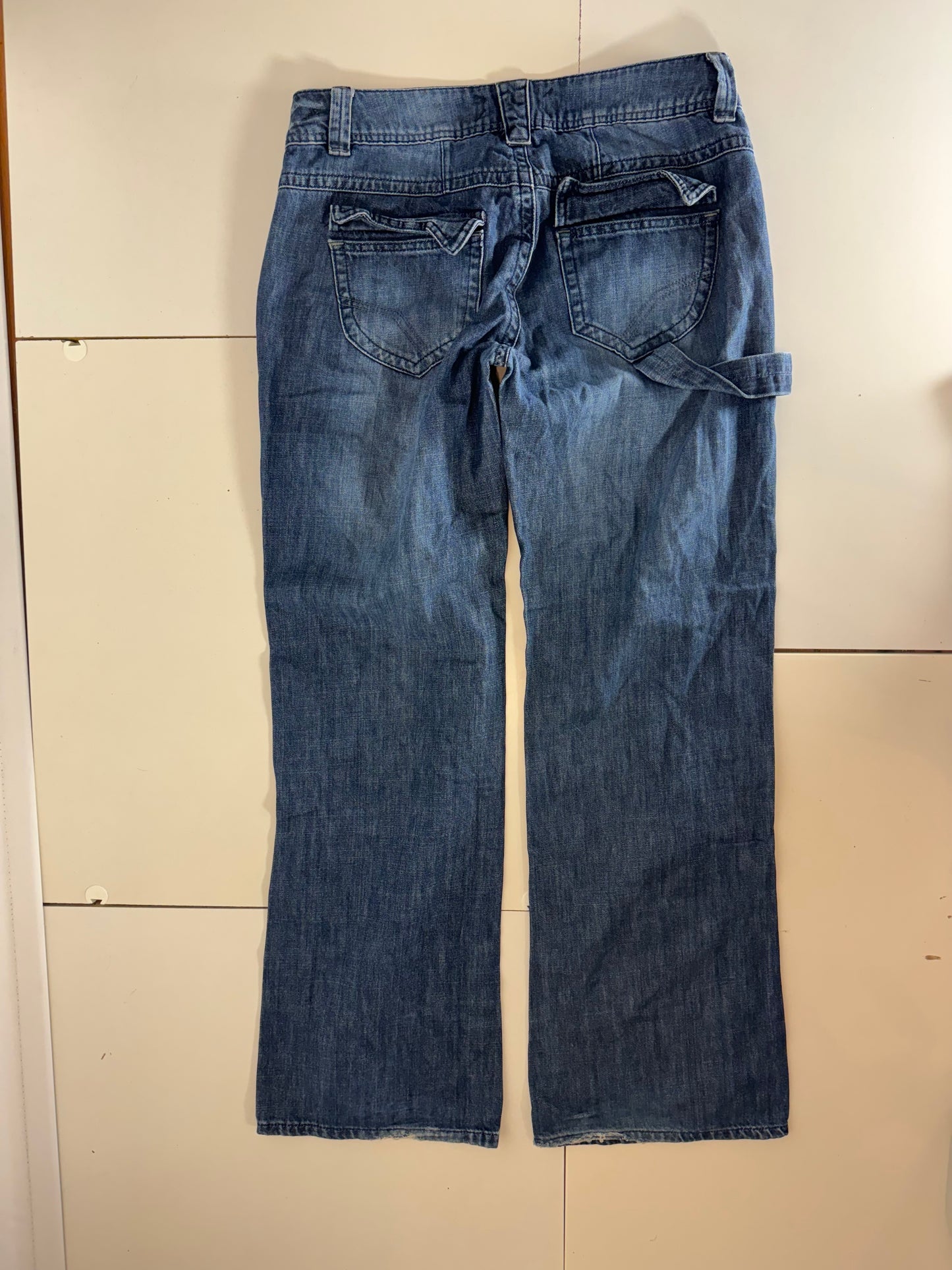 Utsvängda jeans–stl: M