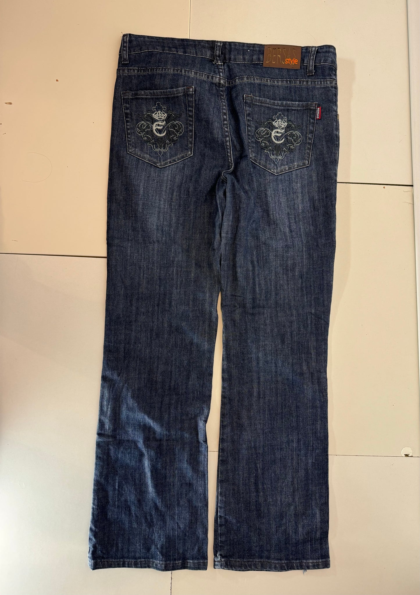 Utsvängda jeans–stl: L