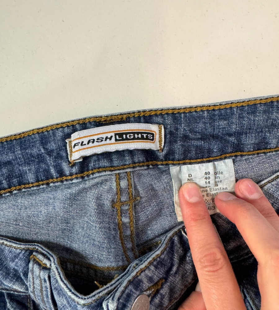Utsvängda jeans–stl: M