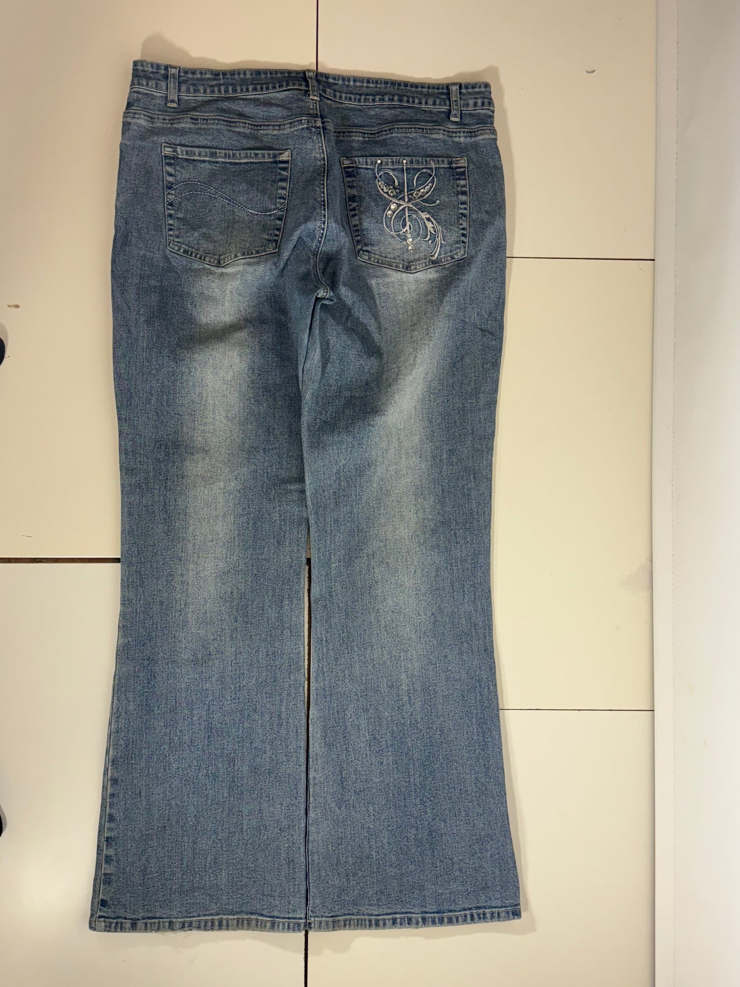 Utsvängda jeans stl: L