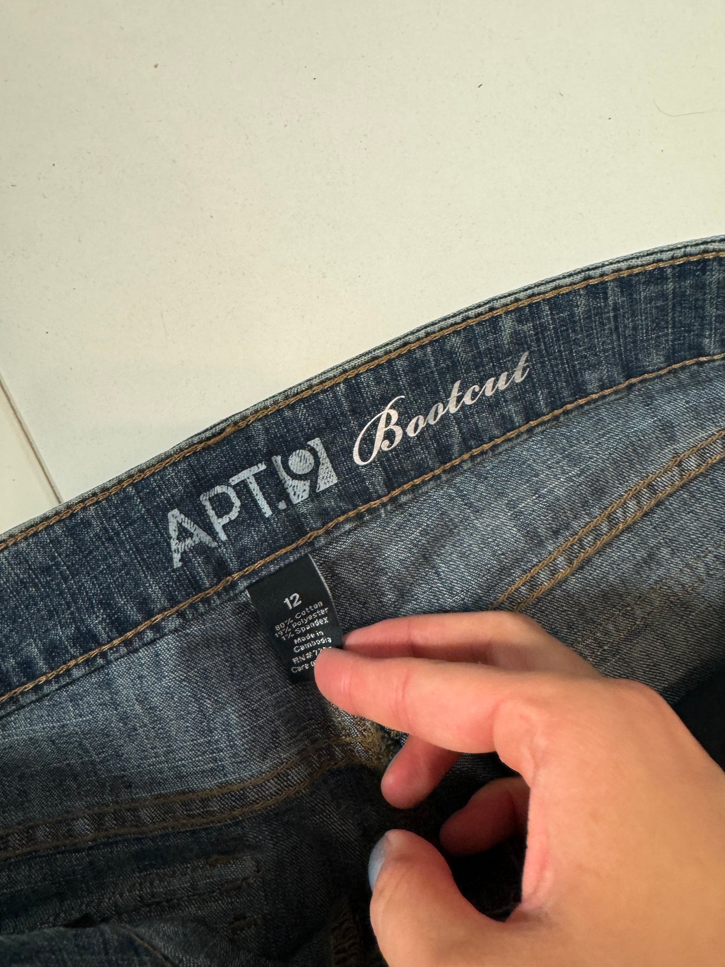 Utsvängda jeans–stl: L