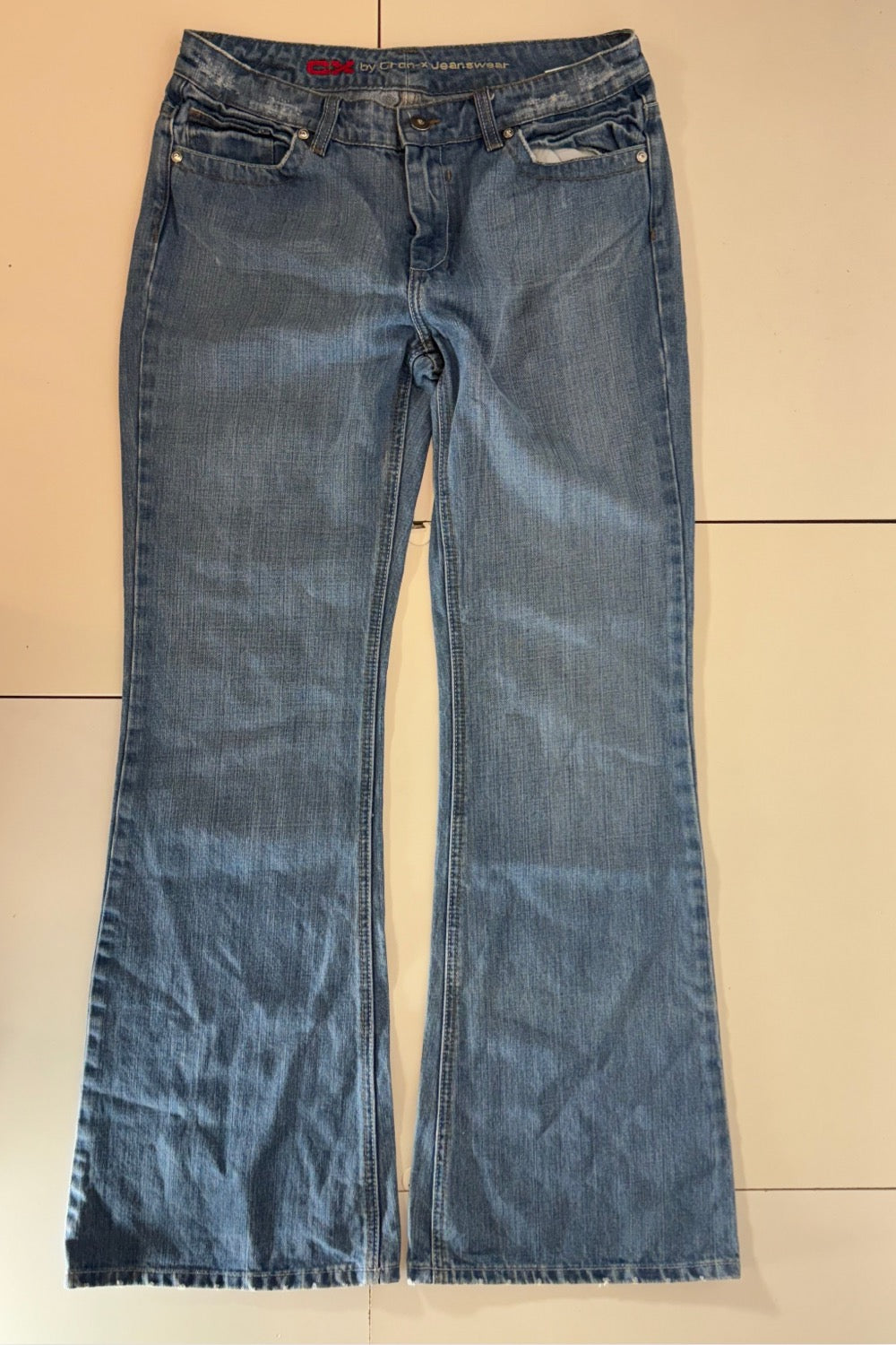 Utsvängda jeans stl: M